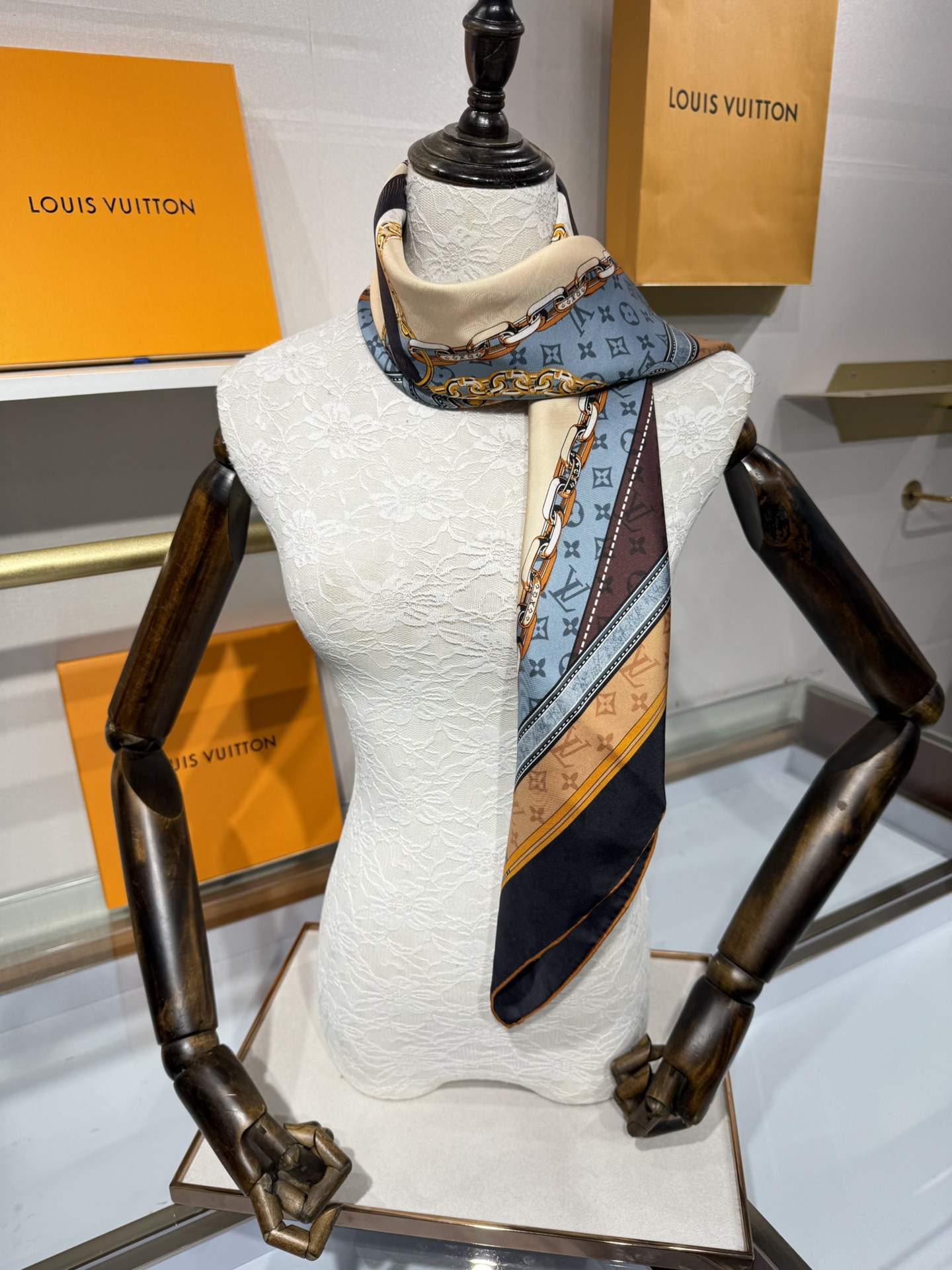 💟2025上新L驴家专柜最新款‼️。爆款哦  😘💍实物真心美 🎀披肩配以印花💓💃🏻无论设计喷绘都是非常到