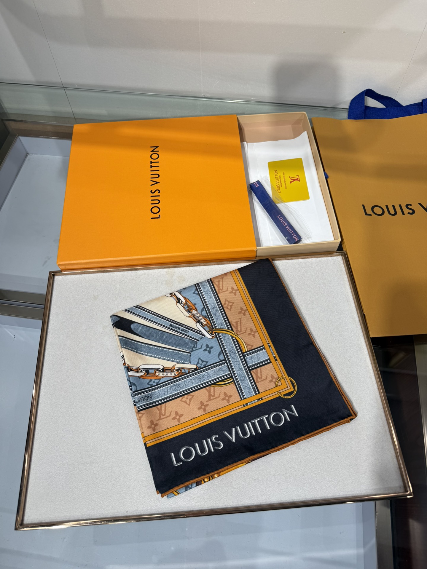 💟2025上新L驴家专柜最新款‼️。爆款哦  😘💍实物真心美 🎀披肩配以印花💓💃🏻无论设计喷绘都是非常到