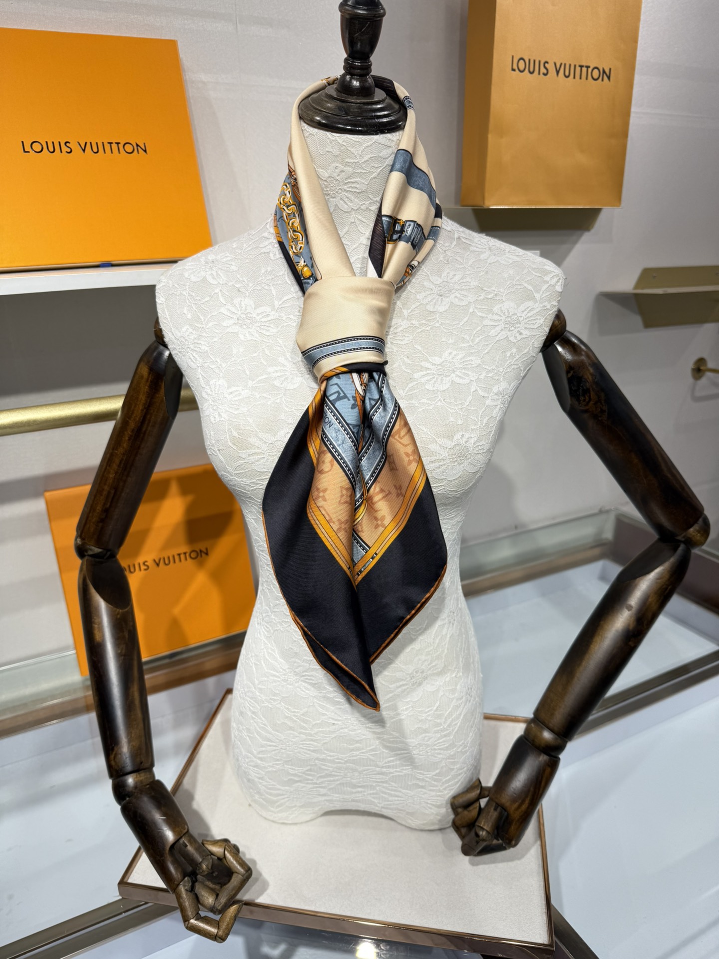 💟2025上新L驴家专柜最新款‼️。爆款哦  😘💍实物真心美 🎀披肩配以印花💓💃🏻无论设计喷绘都是非常到