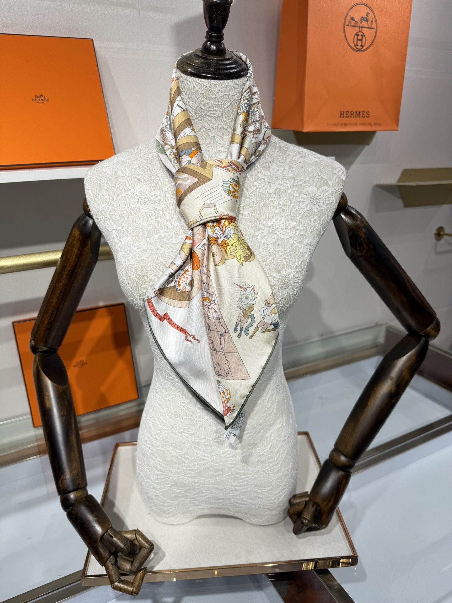 💟2025年上新 爱马仕马术学院💦💞18姆米真丝【90真丝斜纹双面双色佩戴】手工卷边斜纹真丝方巾（100