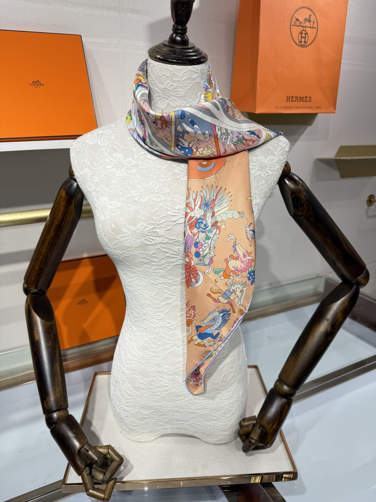 💟2025年上新 爱马仕马术学院💦💞18姆米真丝【90真丝斜纹双面双色佩戴】手工卷边斜纹真丝方巾（100