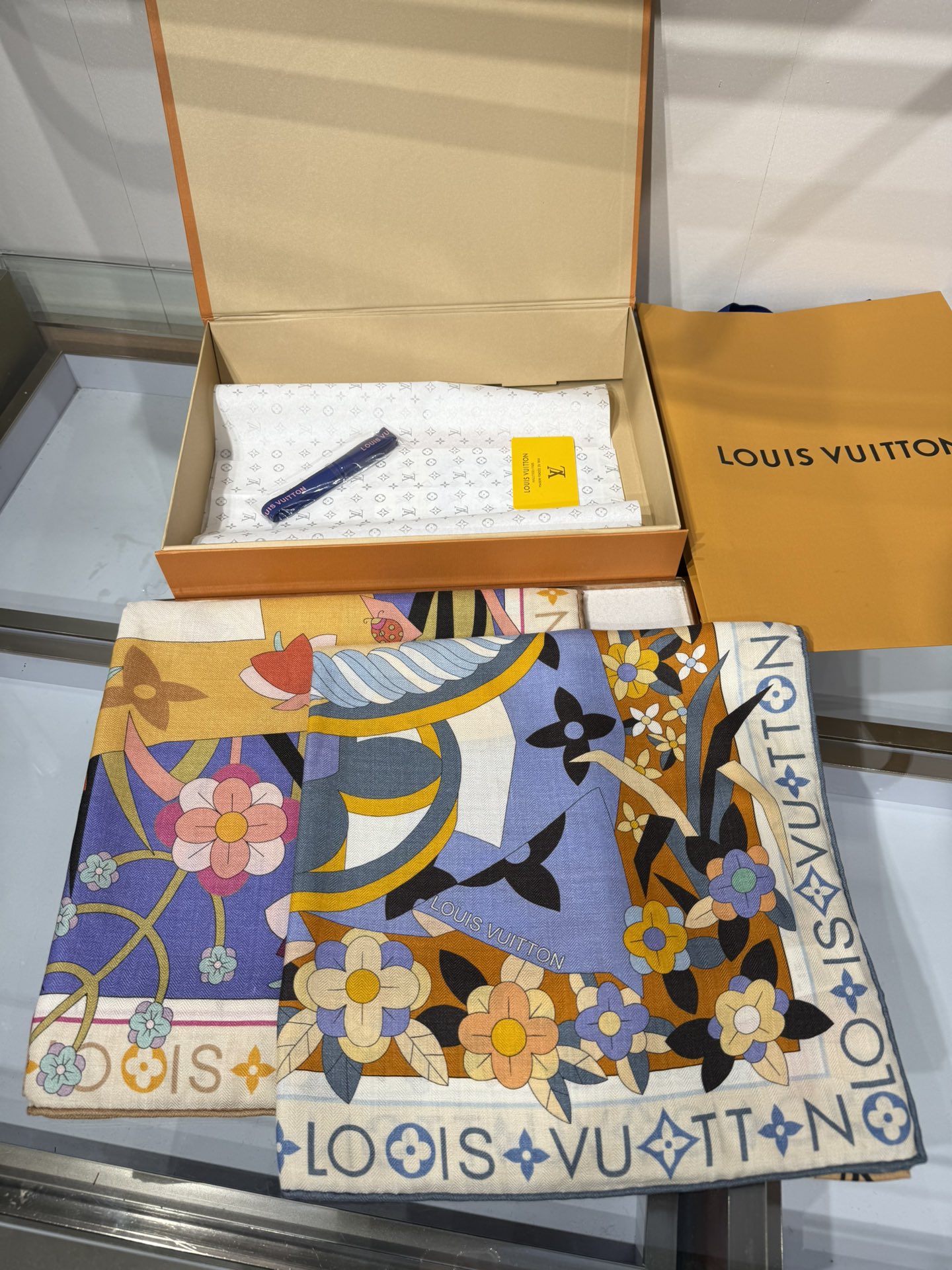 💟2025秋冬款上新L驴家专柜最新款‼️。爆款哦 😘💍实物真心美 🎀披肩配以印花💓💃🏻无论设计喷绘都是非