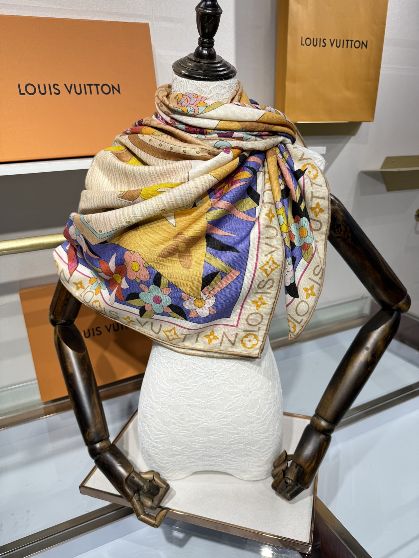 💟2025秋冬款上新L驴家专柜最新款‼️。爆款哦 😘💍实物真心美 🎀披肩配以印花💓💃🏻无论设计喷绘都是非