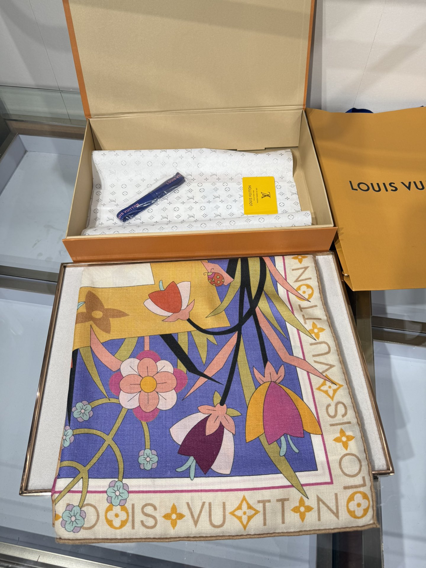 💟2025秋冬款上新L驴家专柜最新款‼️。爆款哦 😘💍实物真心美 🎀披肩配以印花💓💃🏻无论设计喷绘都是非