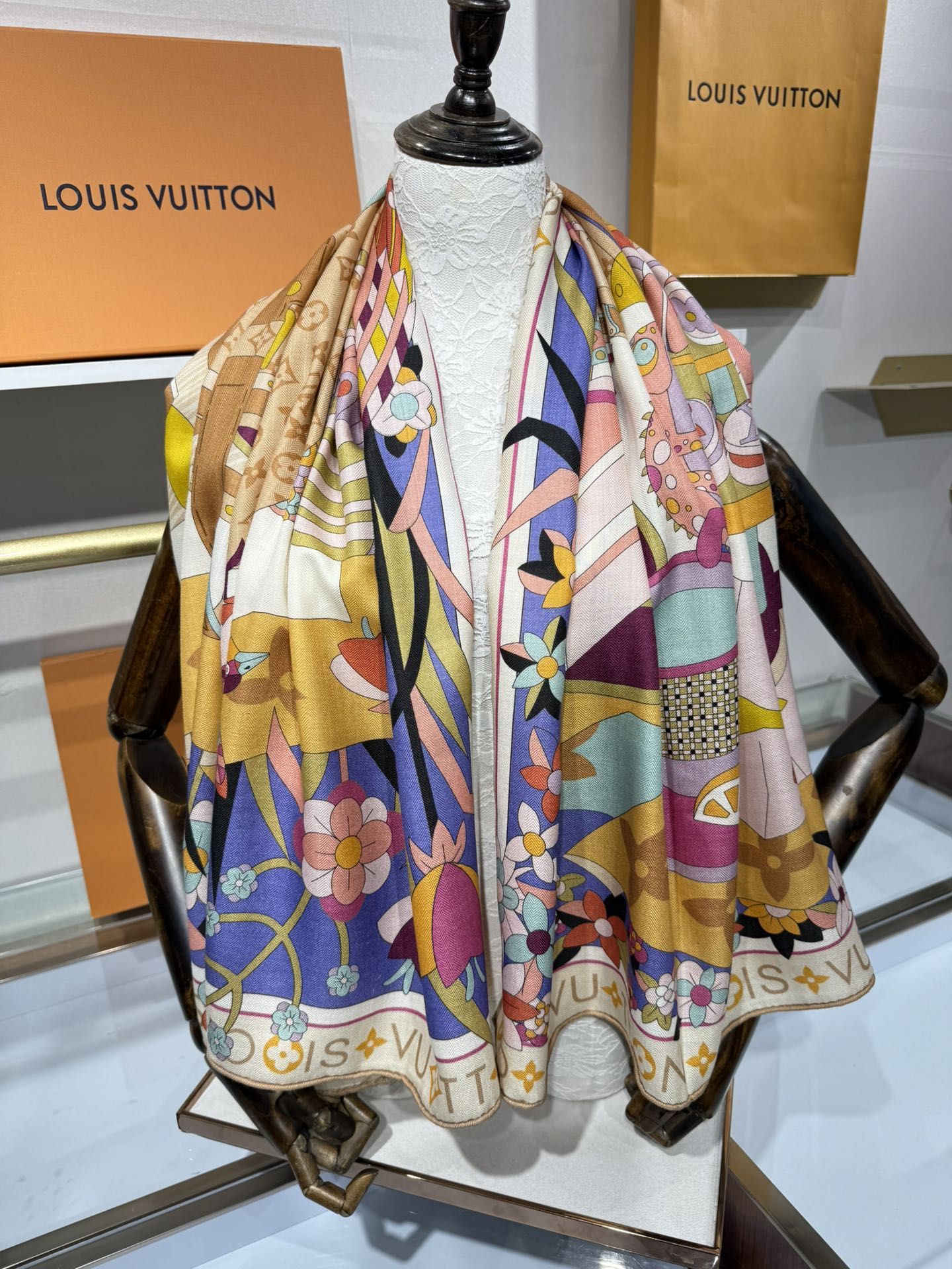 💟2025秋冬款上新L驴家专柜最新款‼️。爆款哦 😘💍实物真心美 🎀披肩配以印花💓💃🏻无论设计喷绘都是非