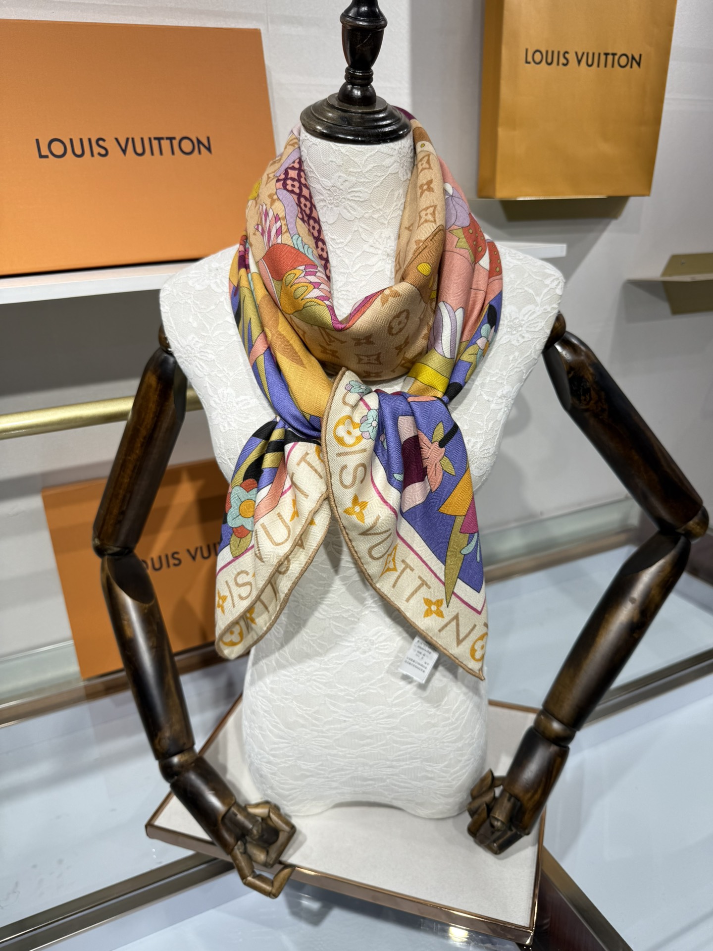 💟2025秋冬款上新L驴家专柜最新款‼️。爆款哦 😘💍实物真心美 🎀披肩配以印花💓💃🏻无论设计喷绘都是非