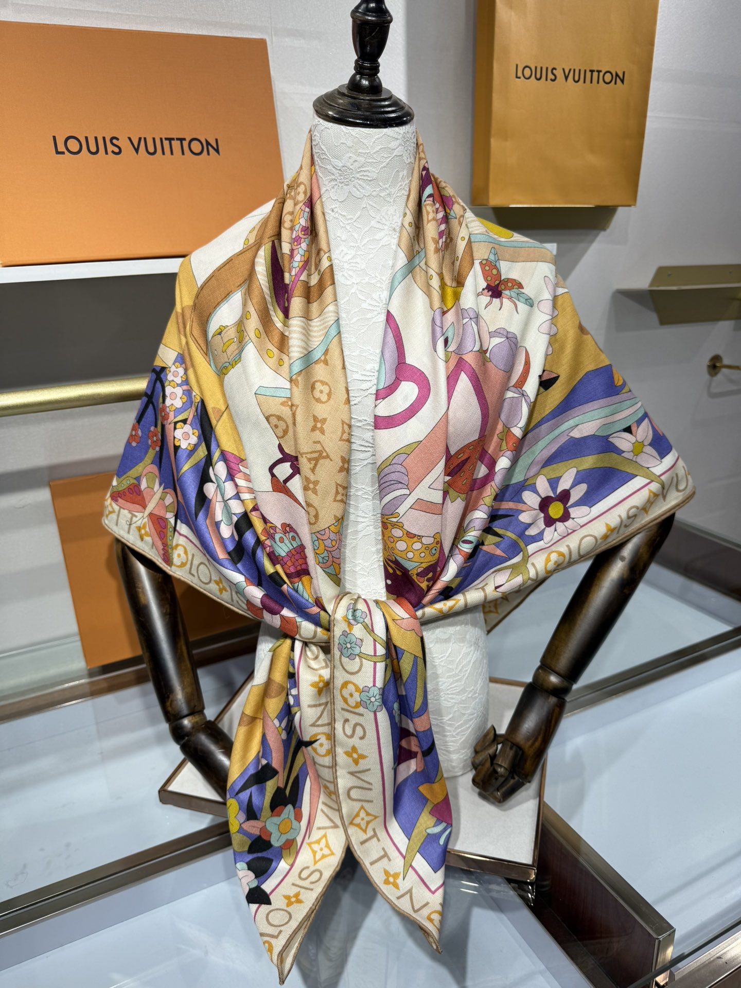 💟2025秋冬款上新L驴家专柜最新款‼️。爆款哦 😘💍实物真心美 🎀披肩配以印花💓💃🏻无论设计喷绘都是非