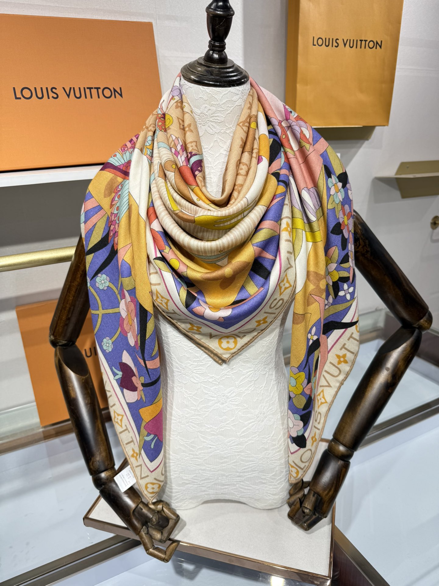 💟2025秋冬款上新L驴家专柜最新款‼️。爆款哦 😘💍实物真心美 🎀披肩配以印花💓💃🏻无论设计喷绘都是非