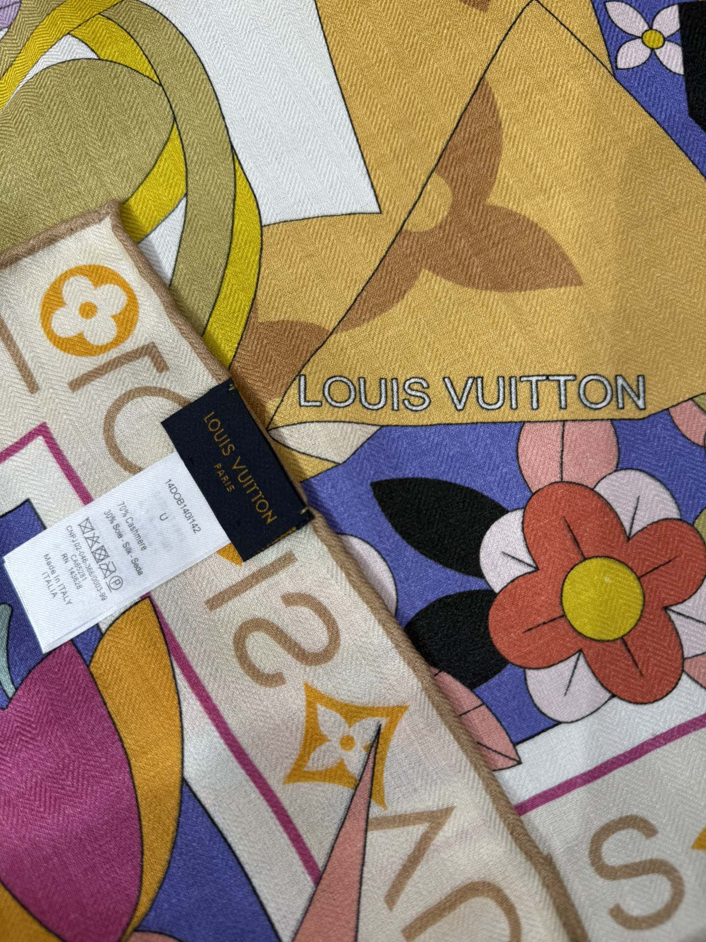 💟2025秋冬款上新L驴家专柜最新款‼️。爆款哦 😘💍实物真心美 🎀披肩配以印花💓💃🏻无论设计喷绘都是非