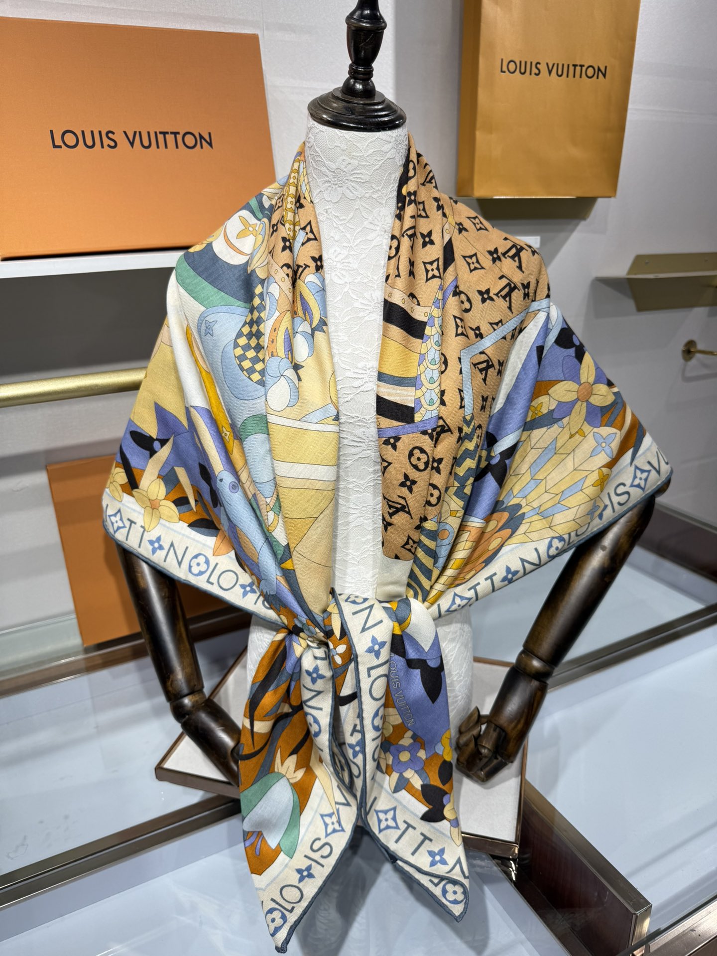 💟2025秋冬款上新L驴家专柜最新款‼️。爆款哦 😘💍实物真心美 🎀披肩配以印花💓💃🏻无论设计喷绘都是非