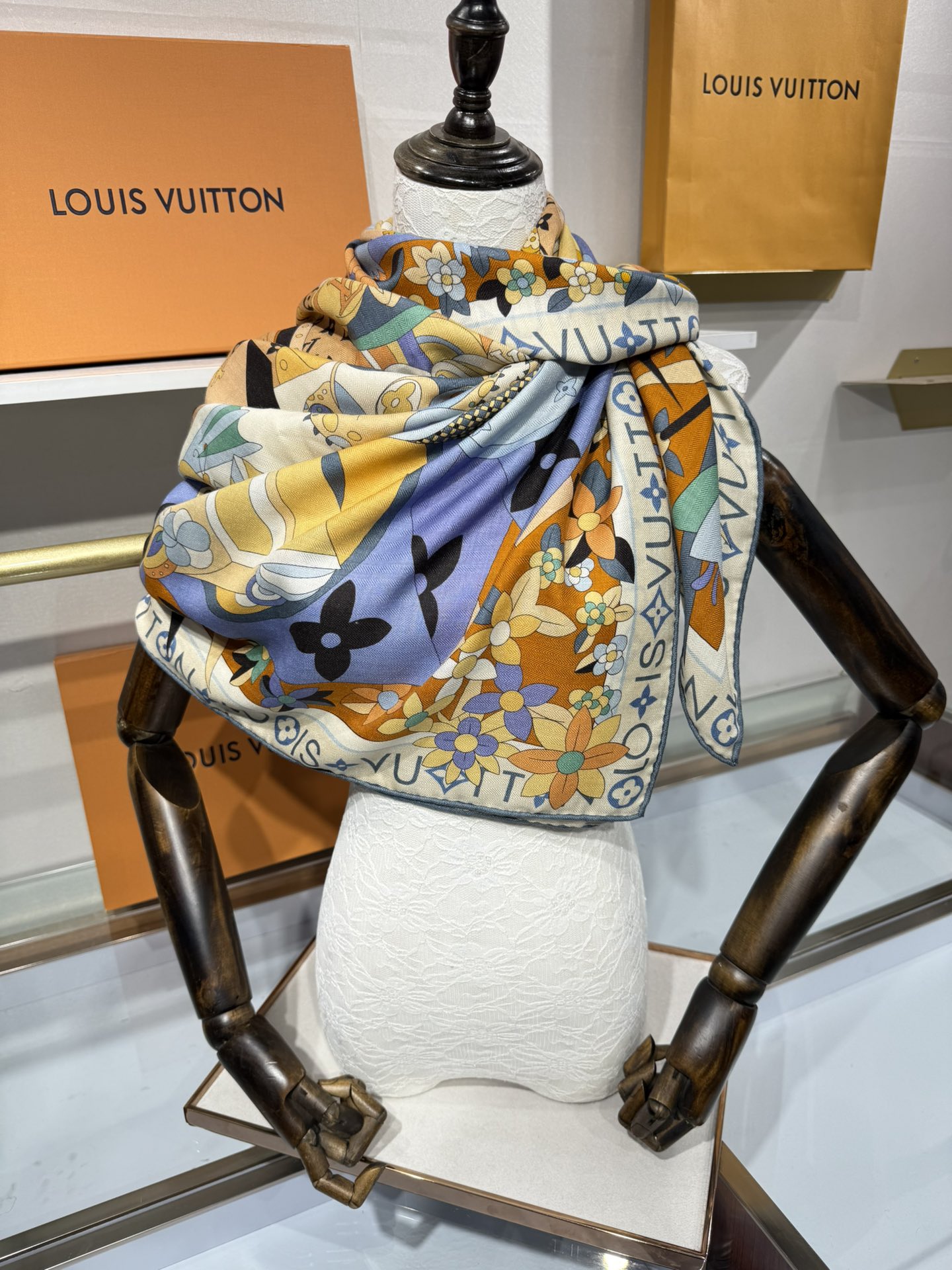 💟2025秋冬款上新L驴家专柜最新款‼️。爆款哦 😘💍实物真心美 🎀披肩配以印花💓💃🏻无论设计喷绘都是非