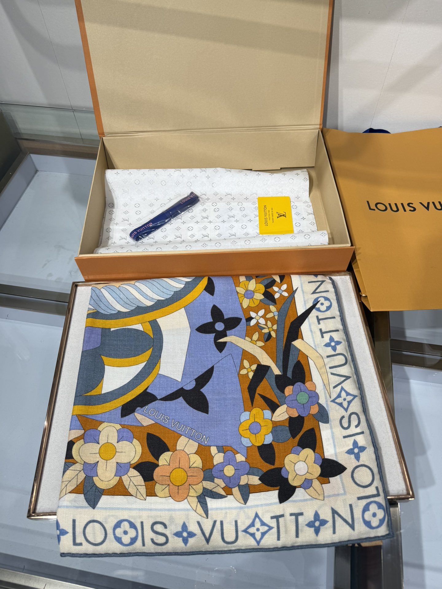 💟2025秋冬款上新L驴家专柜最新款‼️。爆款哦 😘💍实物真心美 🎀披肩配以印花💓💃🏻无论设计喷绘都是非