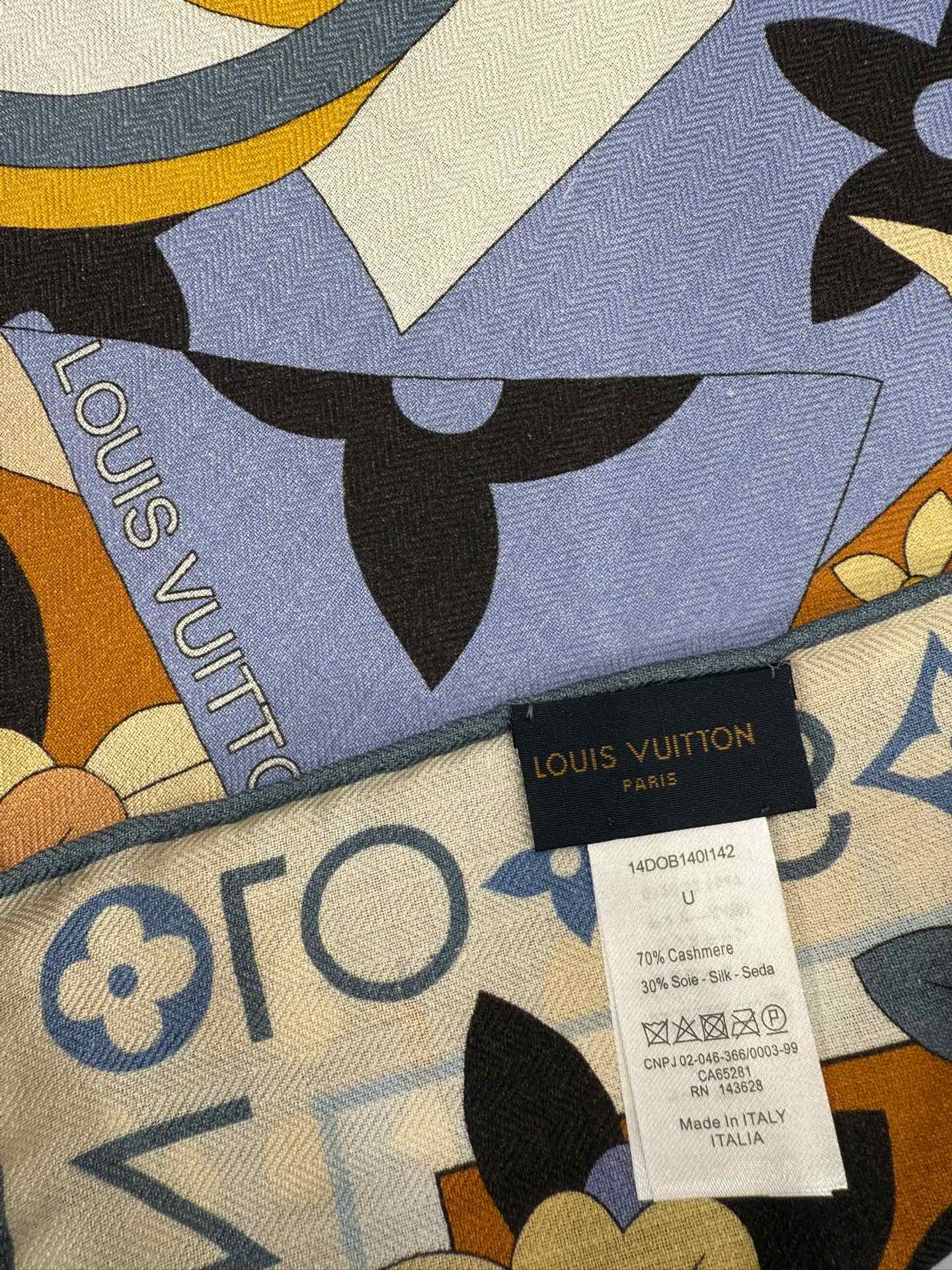 💟2025秋冬款上新L驴家专柜最新款‼️。爆款哦 😘💍实物真心美 🎀披肩配以印花💓💃🏻无论设计喷绘都是非