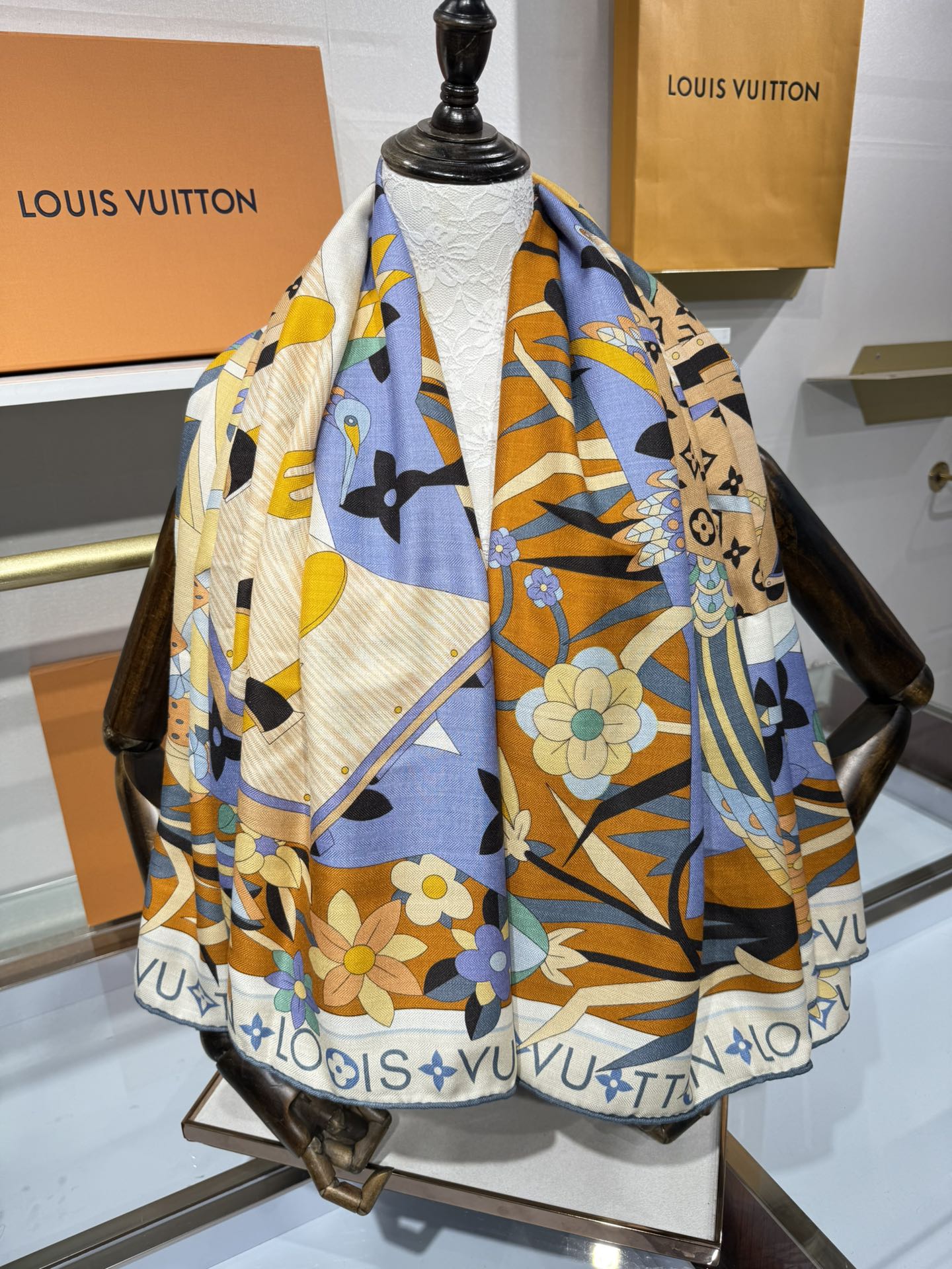 💟2025秋冬款上新L驴家专柜最新款‼️。爆款哦 😘💍实物真心美 🎀披肩配以印花💓💃🏻无论设计喷绘都是非