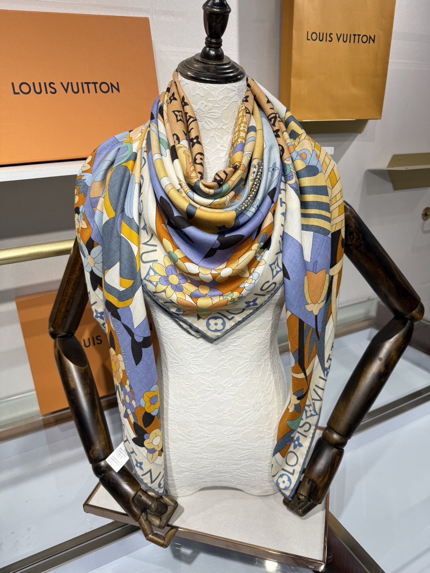 💟2025秋冬款上新L驴家专柜最新款‼️。爆款哦 😘💍实物真心美 🎀披肩配以印花💓💃🏻无论设计喷绘都是非