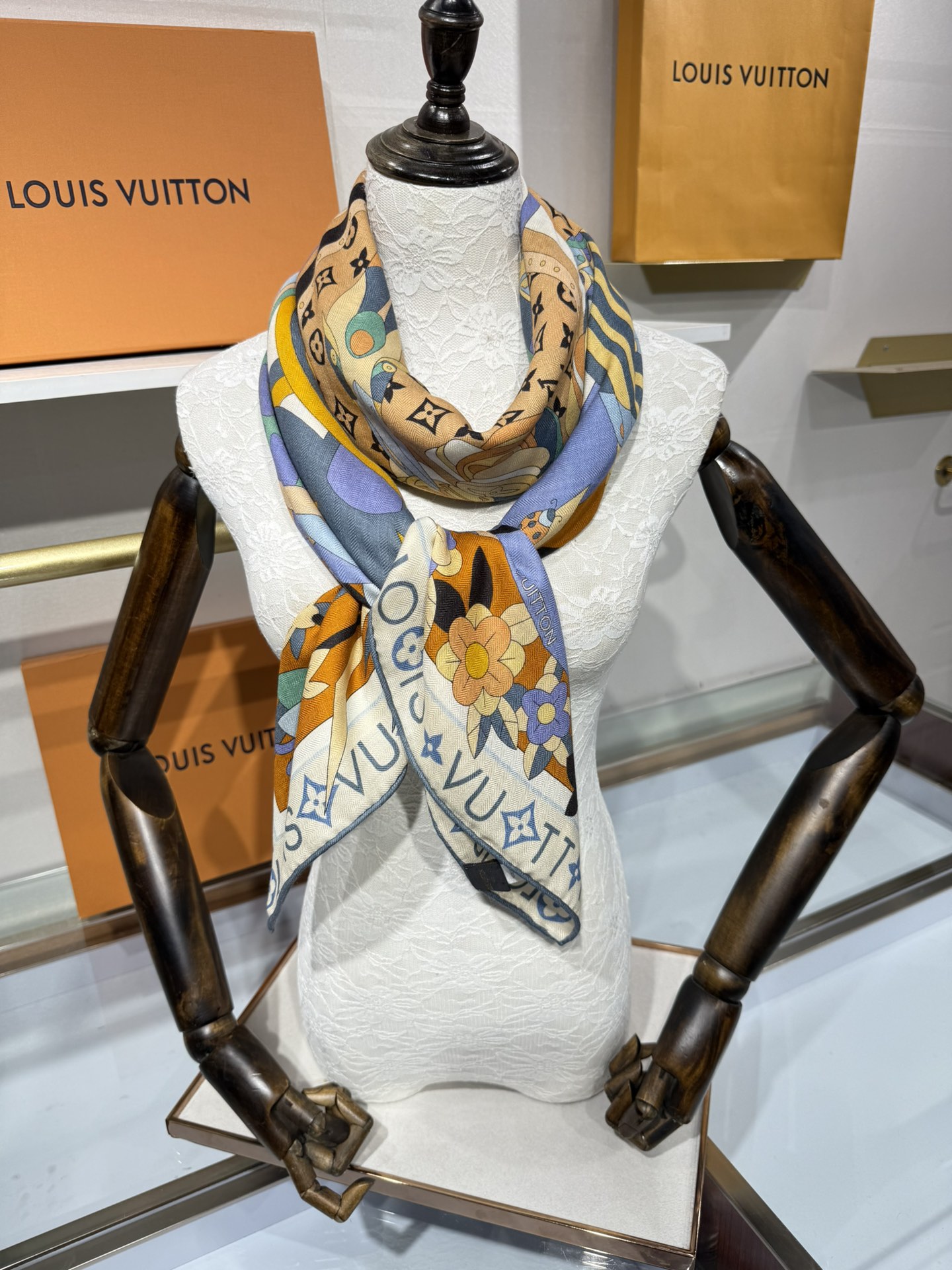 💟2025秋冬款上新L驴家专柜最新款‼️。爆款哦 😘💍实物真心美 🎀披肩配以印花💓💃🏻无论设计喷绘都是非