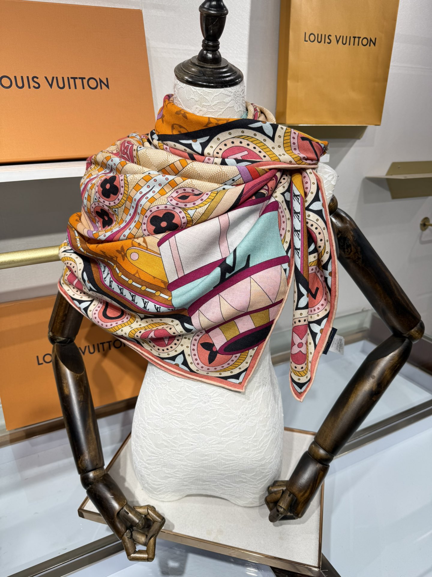 💟2025秋冬款上新L驴家专柜最新款‼️。爆款哦 😘💍实物真心美 🎀披肩配以印花💓💃🏻无论设计喷绘都是非