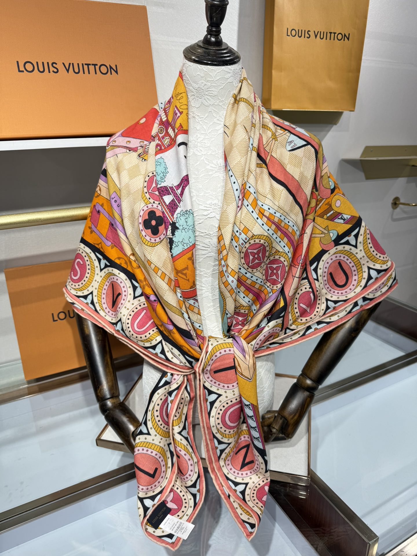 💟2025秋冬款上新L驴家专柜最新款‼️。爆款哦 😘💍实物真心美 🎀披肩配以印花💓💃🏻无论设计喷绘都是非