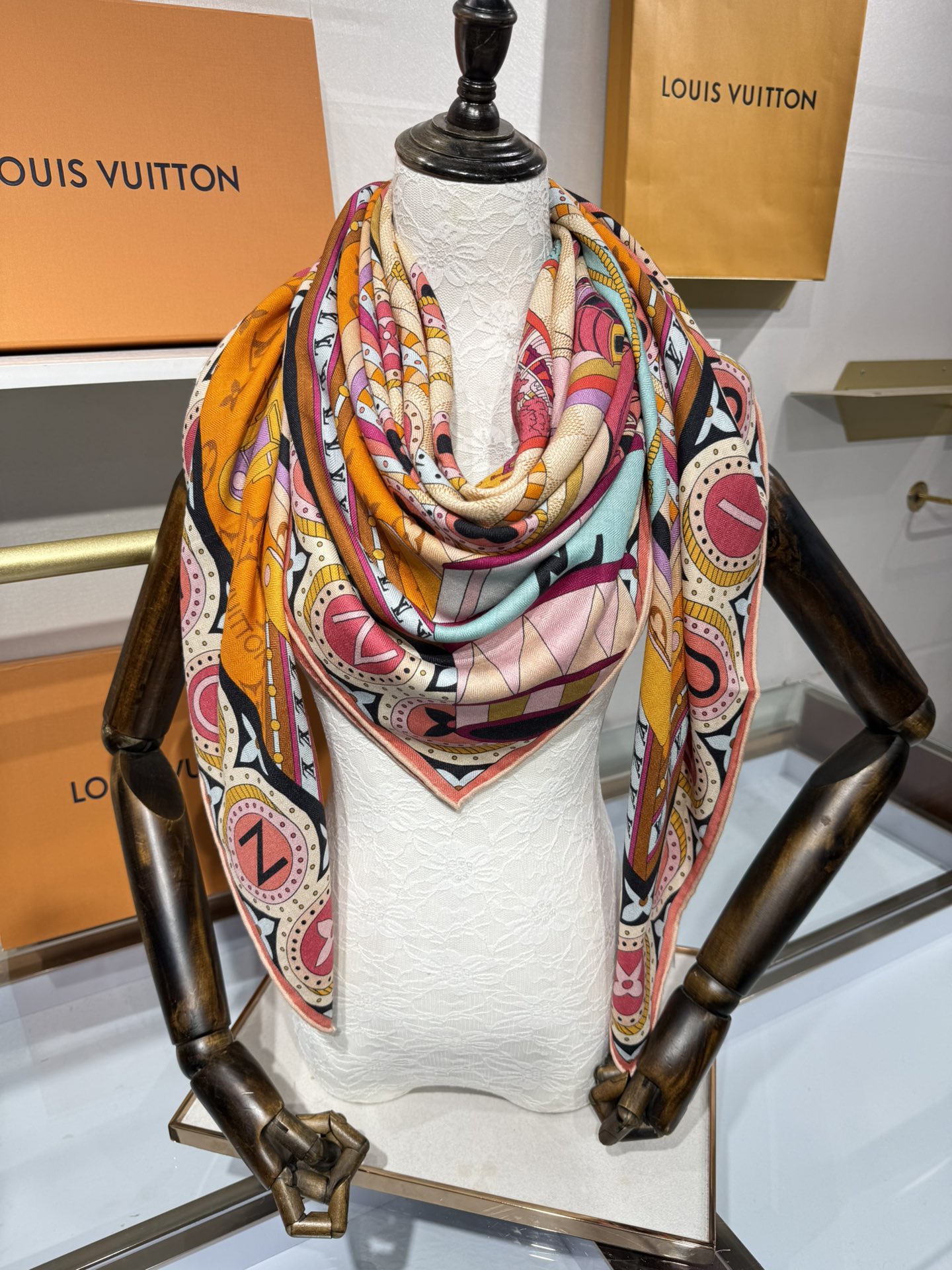 💟2025秋冬款上新L驴家专柜最新款‼️。爆款哦 😘💍实物真心美 🎀披肩配以印花💓💃🏻无论设计喷绘都是非