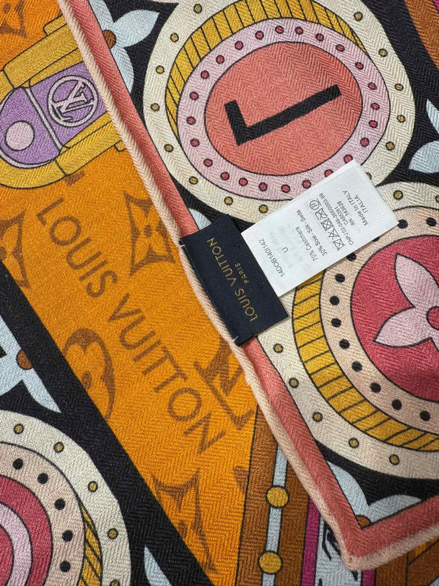 💟2025秋冬款上新L驴家专柜最新款‼️。爆款哦 😘💍实物真心美 🎀披肩配以印花💓💃🏻无论设计喷绘都是非