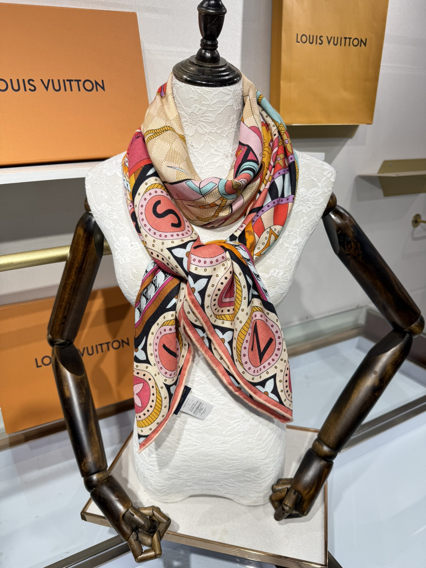 💟2025秋冬款上新L驴家专柜最新款‼️。爆款哦 😘💍实物真心美 🎀披肩配以印花💓💃🏻无论设计喷绘都是非