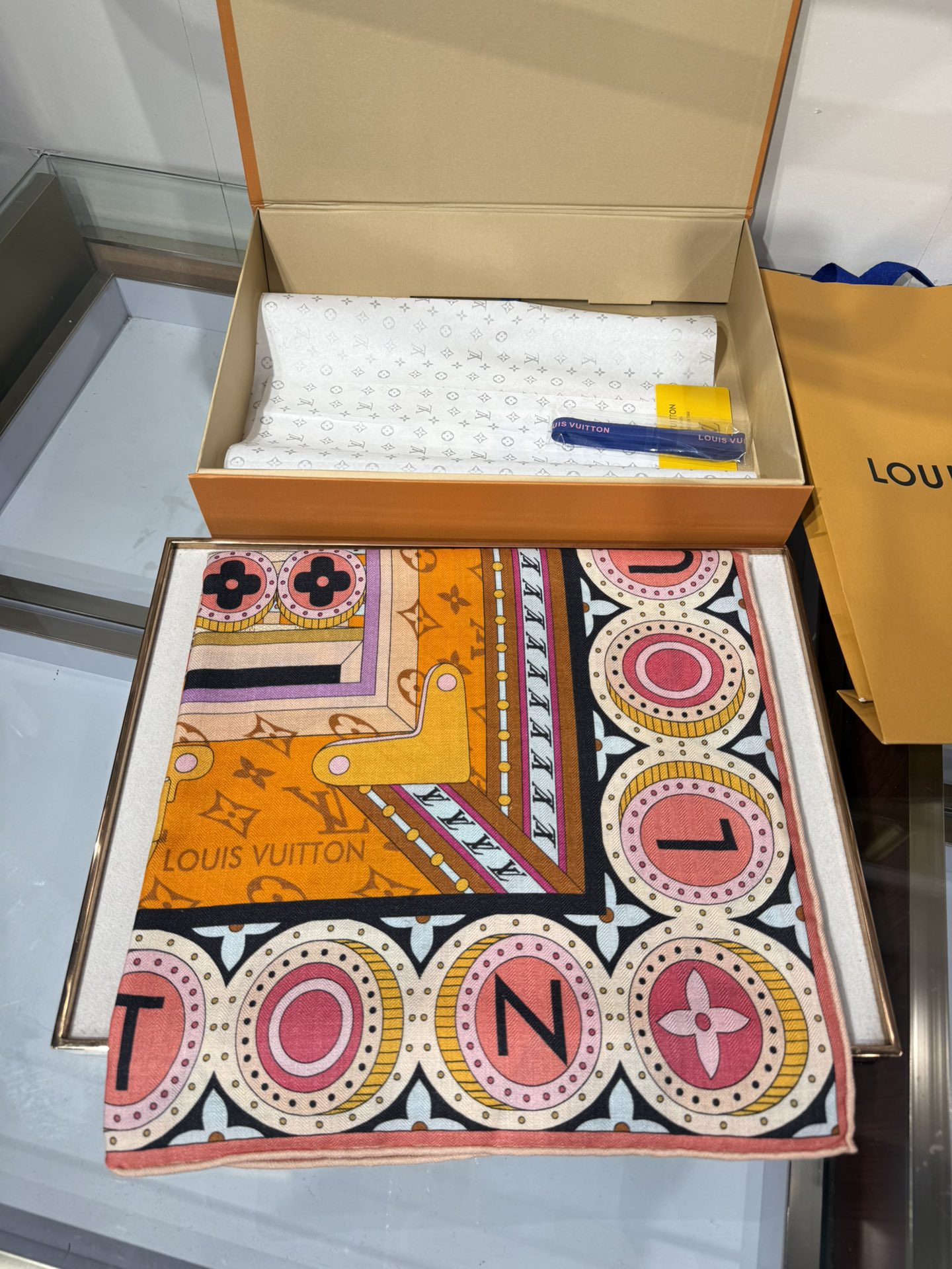 💟2025秋冬款上新L驴家专柜最新款‼️。爆款哦 😘💍实物真心美 🎀披肩配以印花💓💃🏻无论设计喷绘都是非