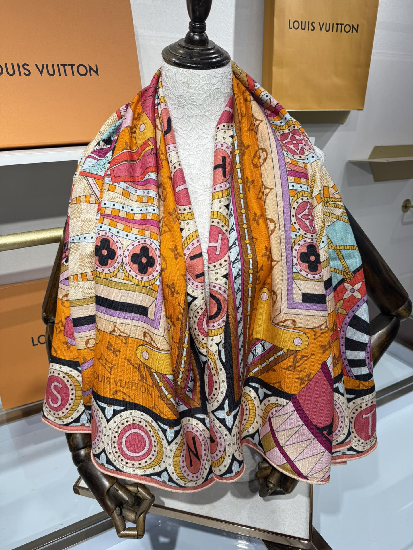 💟2025秋冬款上新L驴家专柜最新款‼️。爆款哦 😘💍实物真心美 🎀披肩配以印花💓💃🏻无论设计喷绘都是非