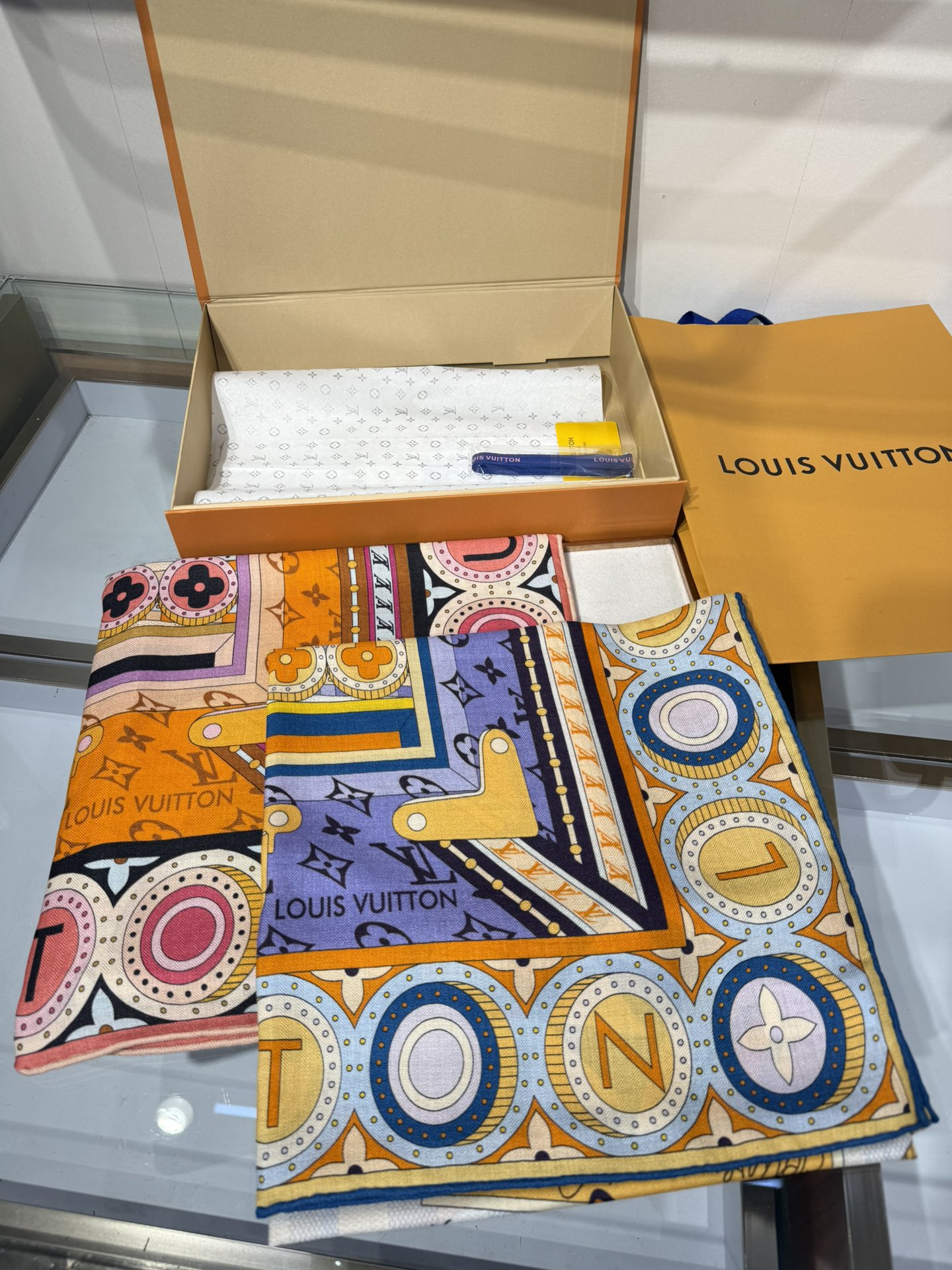 💟2025秋冬款上新L驴家专柜最新款‼️。爆款哦 😘💍实物真心美 🎀披肩配以印花💓💃🏻无论设计喷绘都是非