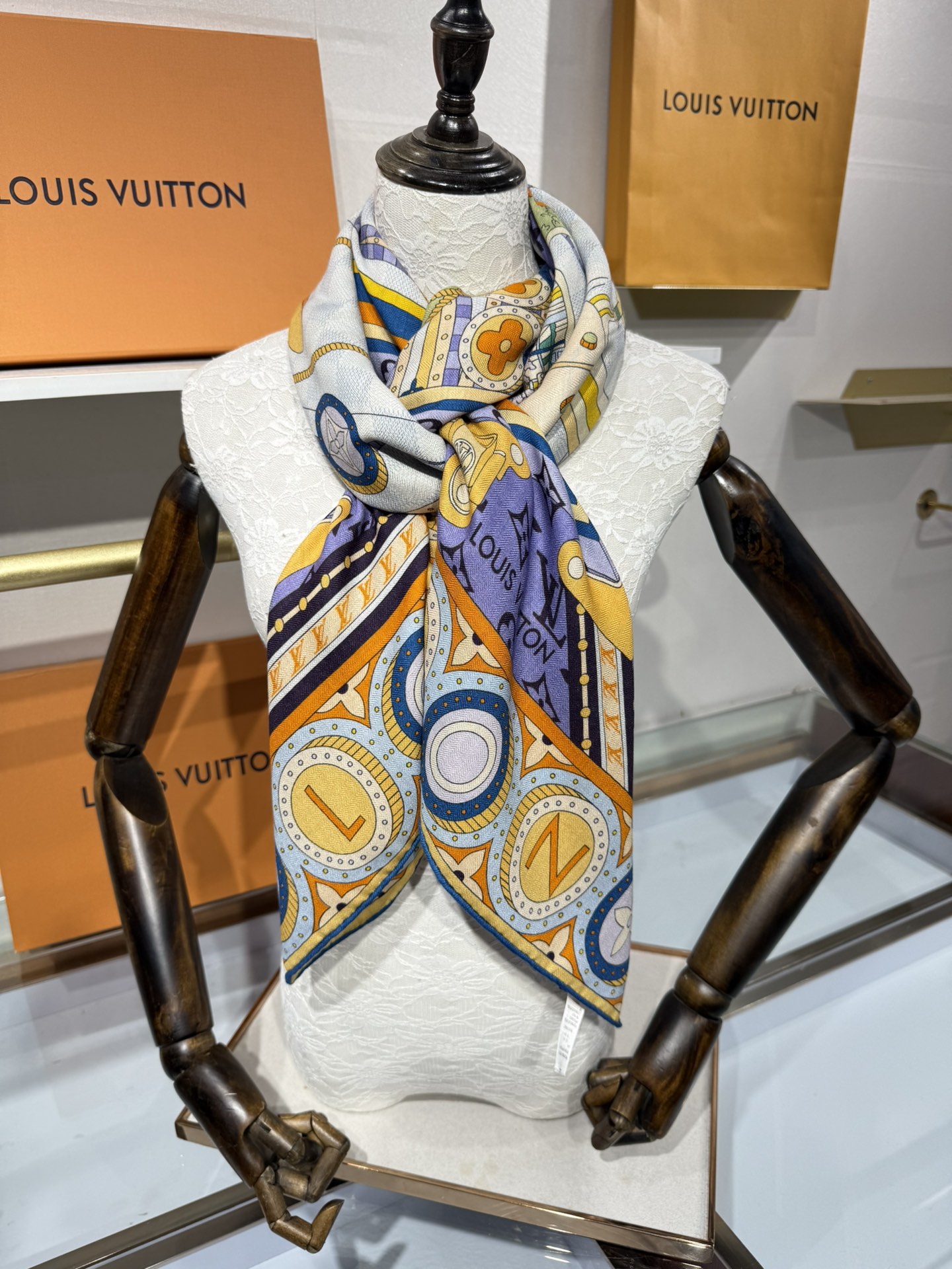 💟2025秋冬款上新L驴家专柜最新款‼️。爆款哦 😘💍实物真心美 🎀披肩配以印花💓💃🏻无论设计喷绘都是非