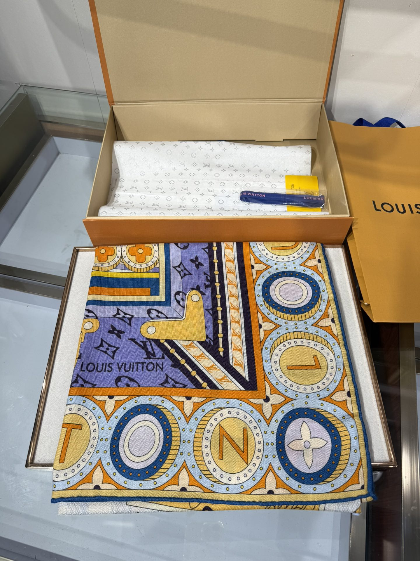 💟2025秋冬款上新L驴家专柜最新款‼️。爆款哦 😘💍实物真心美 🎀披肩配以印花💓💃🏻无论设计喷绘都是非