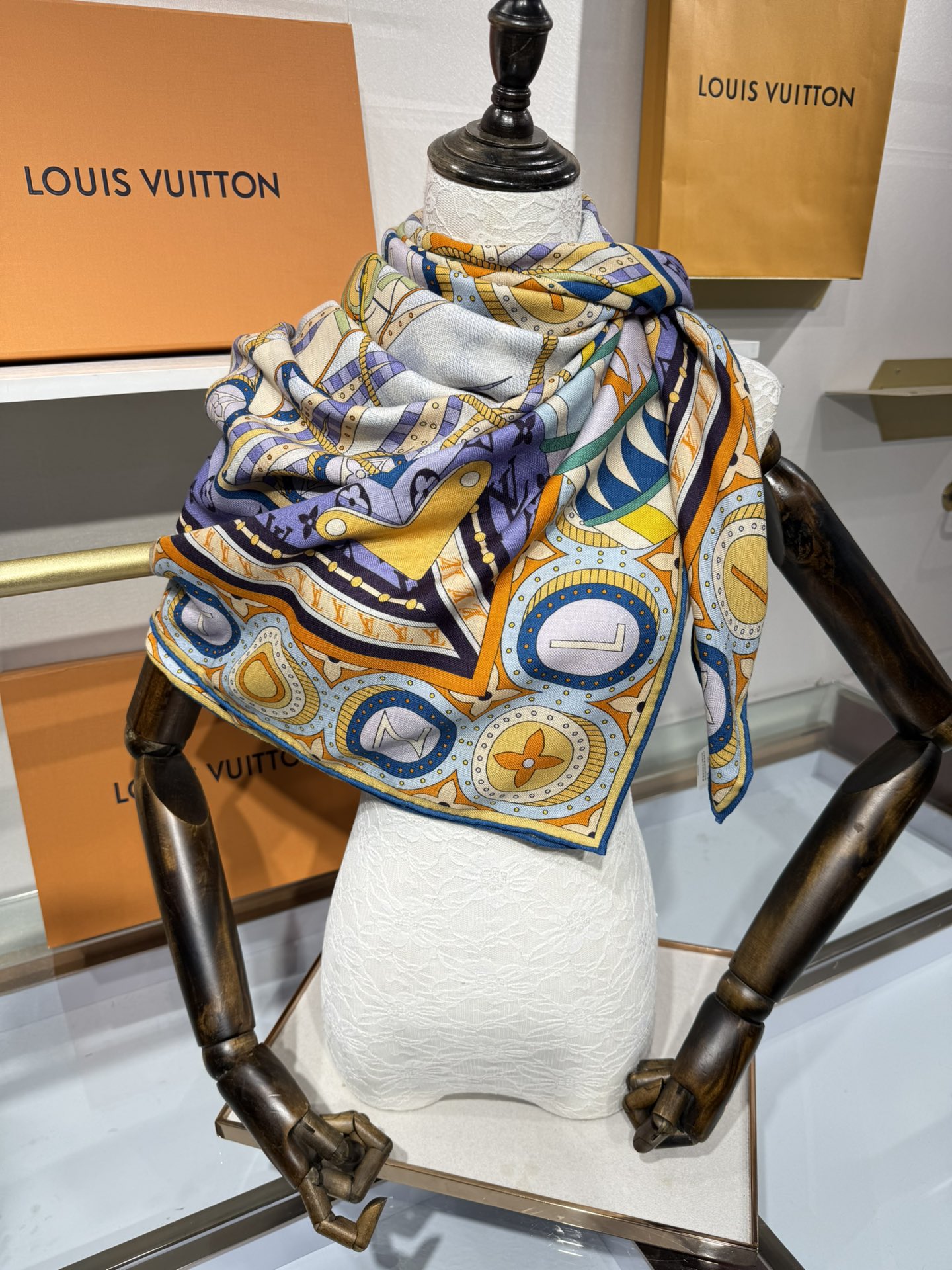 💟2025秋冬款上新L驴家专柜最新款‼️。爆款哦 😘💍实物真心美 🎀披肩配以印花💓💃🏻无论设计喷绘都是非