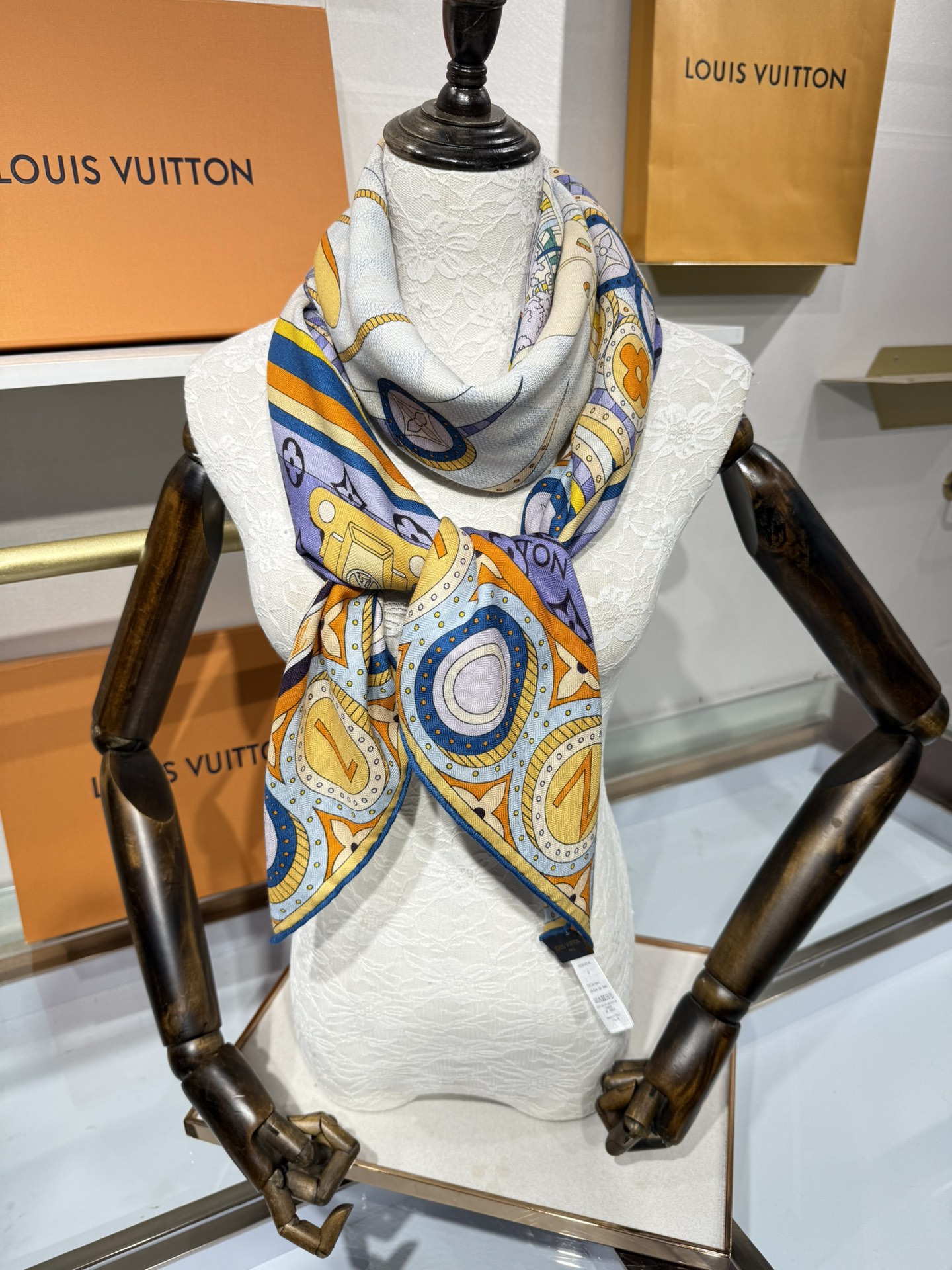 💟2025秋冬款上新L驴家专柜最新款‼️。爆款哦 😘💍实物真心美 🎀披肩配以印花💓💃🏻无论设计喷绘都是非