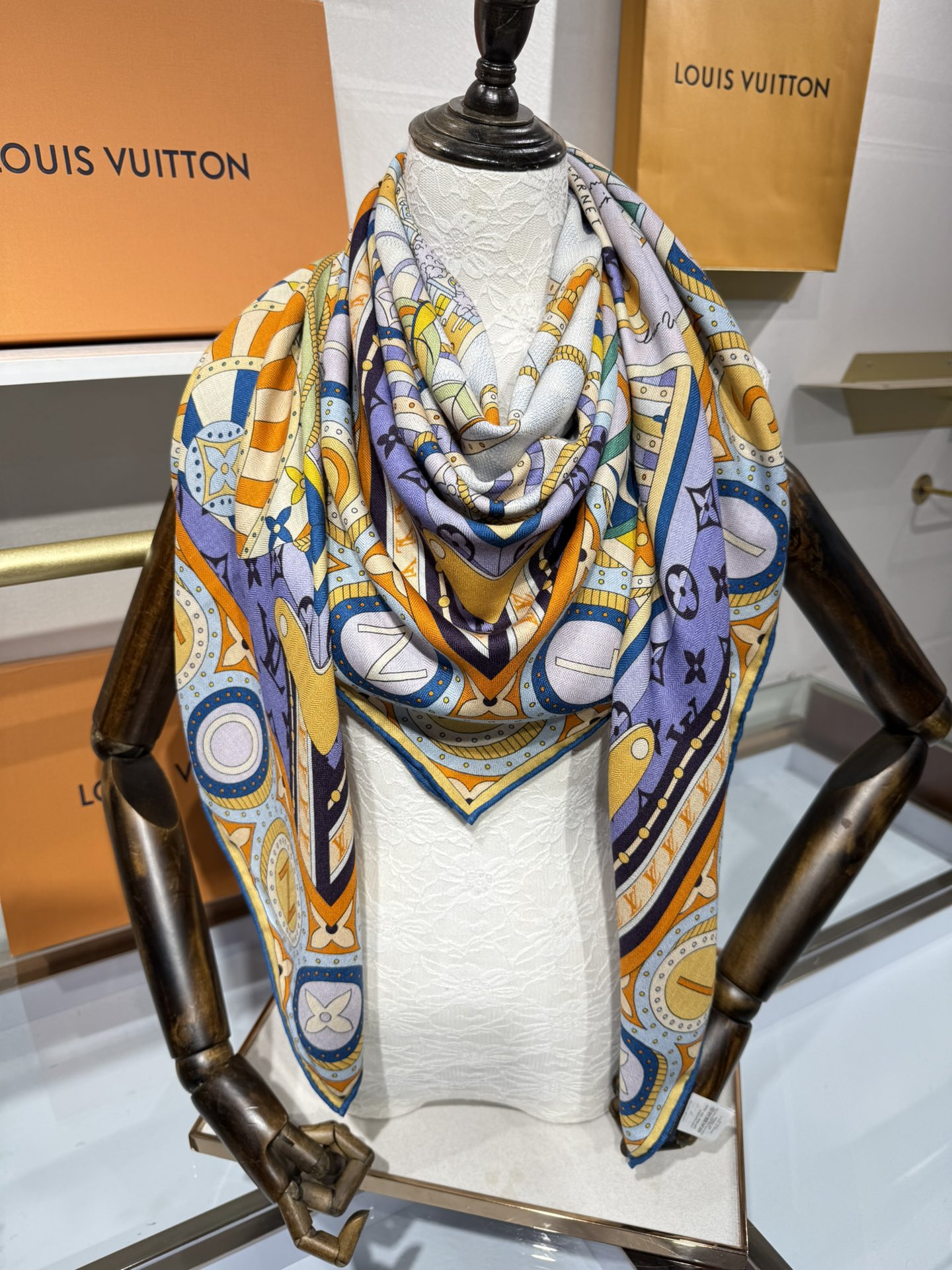 💟2025秋冬款上新L驴家专柜最新款‼️。爆款哦 😘💍实物真心美 🎀披肩配以印花💓💃🏻无论设计喷绘都是非