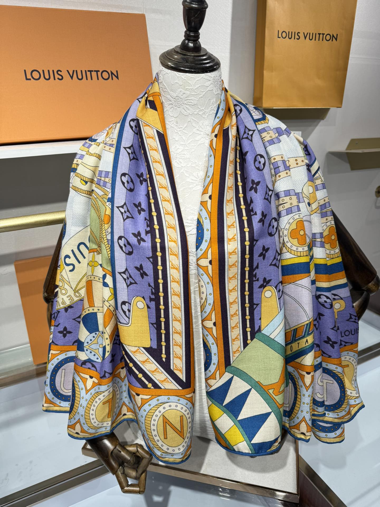 💟2025秋冬款上新L驴家专柜最新款‼️。爆款哦 😘💍实物真心美 🎀披肩配以印花💓💃🏻无论设计喷绘都是非