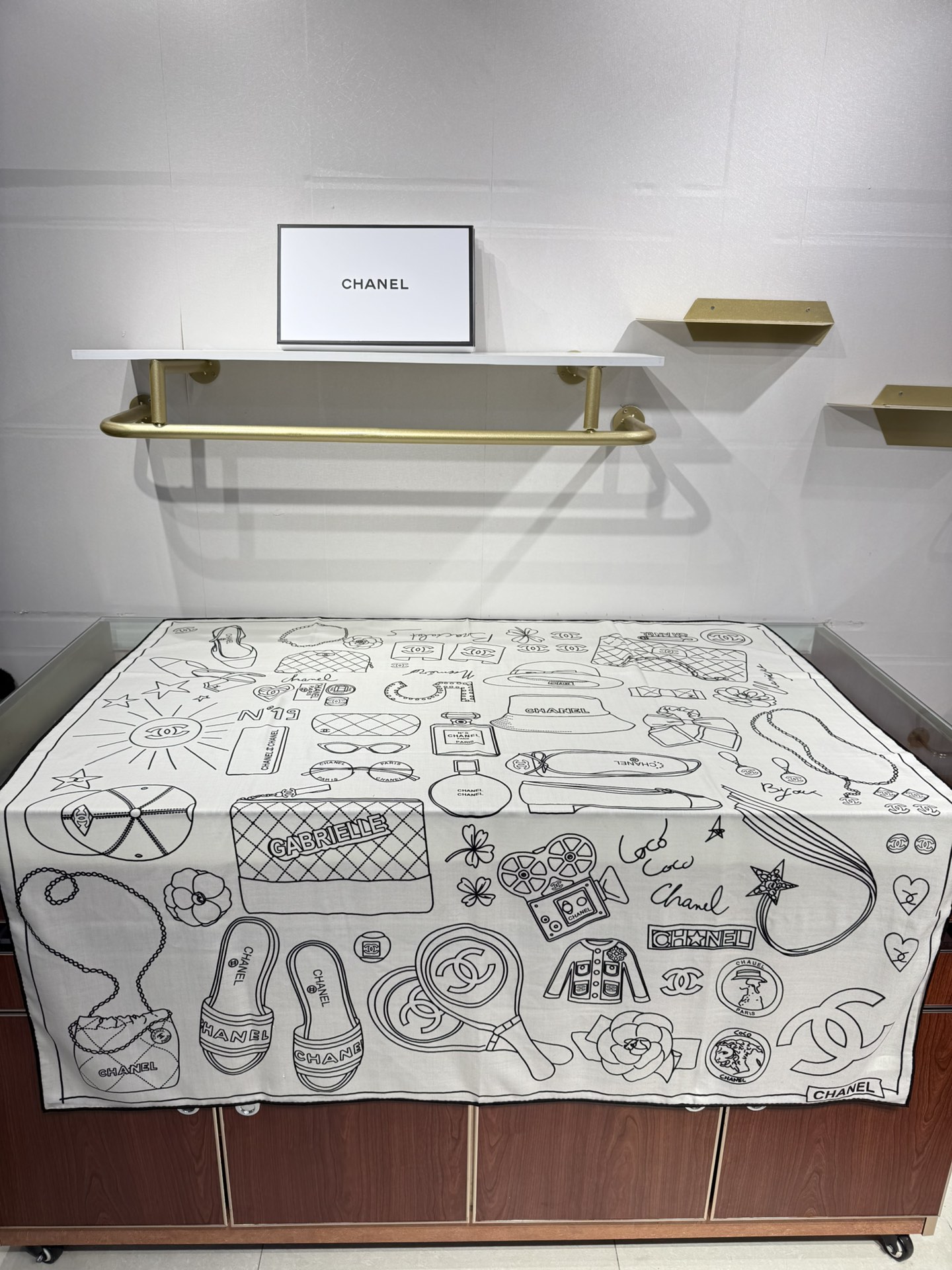 💟上新 ❤️ 𝐂𝐡𝐚𝐧𝐞𝐥 • ℕ𝕖𝕨 白色Size：140*140cm 丝绒方巾 精致手工卷边，Coc