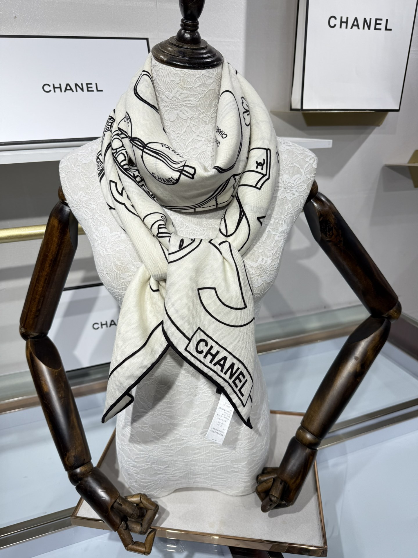 💟上新 ❤️ 𝐂𝐡𝐚𝐧𝐞𝐥 • ℕ𝕖𝕨 白色Size：140*140cm 丝绒方巾 精致手工卷边，Coc