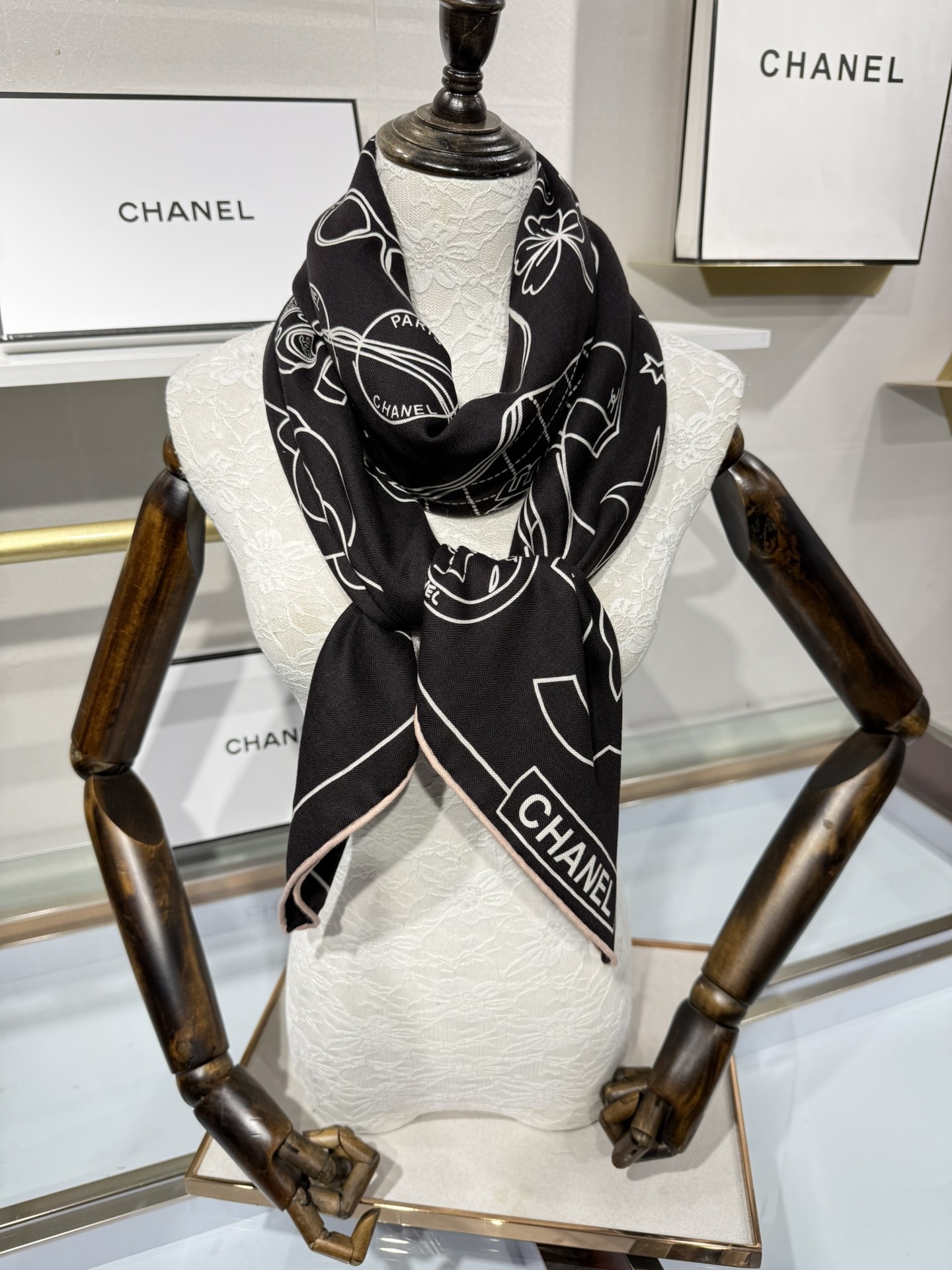 💟上新 ❤️ 𝐂𝐡𝐚𝐧𝐞𝐥 • ℕ𝕖𝕨 黑色Size：140*140cm 丝绒方巾 精致手工卷边，Coc