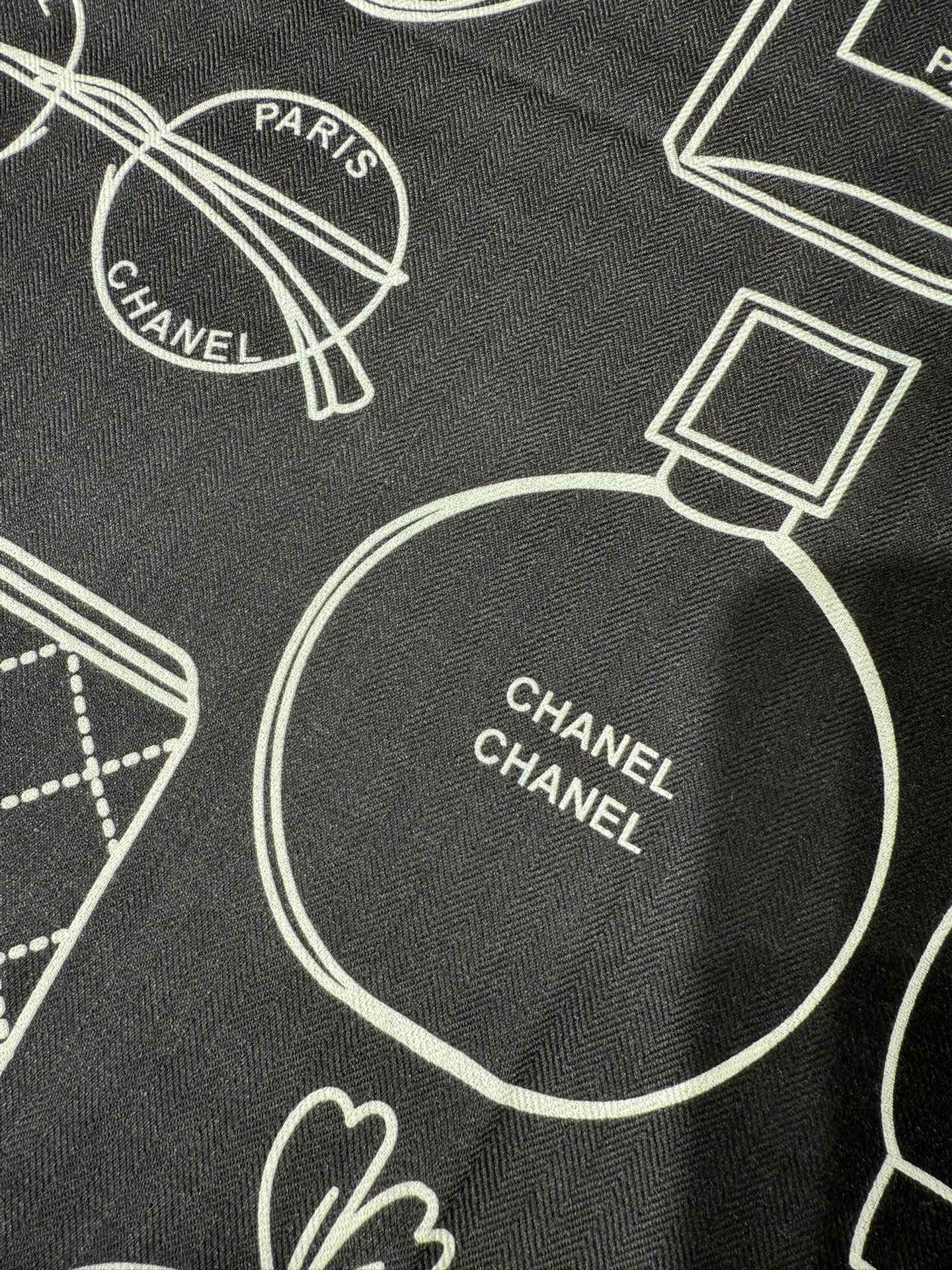 💟上新 ❤️ 𝐂𝐡𝐚𝐧𝐞𝐥 • ℕ𝕖𝕨 黑色Size：140*140cm 丝绒方巾 精致手工卷边，Coc