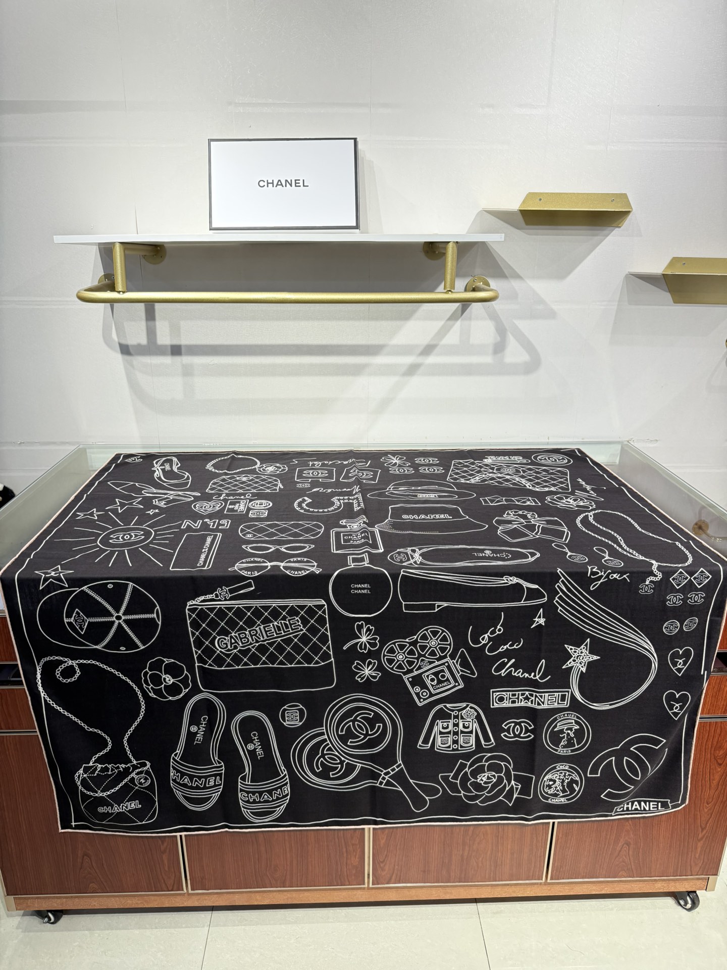 💟上新 ❤️ 𝐂𝐡𝐚𝐧𝐞𝐥 • ℕ𝕖𝕨 黑色Size：140*140cm 丝绒方巾 精致手工卷边，Coc