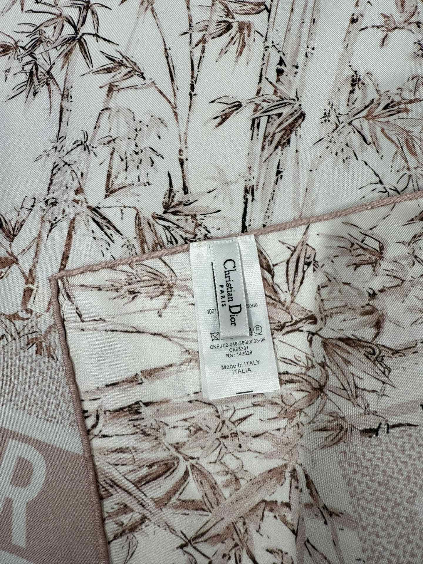 💟2025年90真丝双面上新💦💞18姆米真丝【90真丝斜纹双面同色佩戴】手工卷边斜纹真丝方巾（100%桑