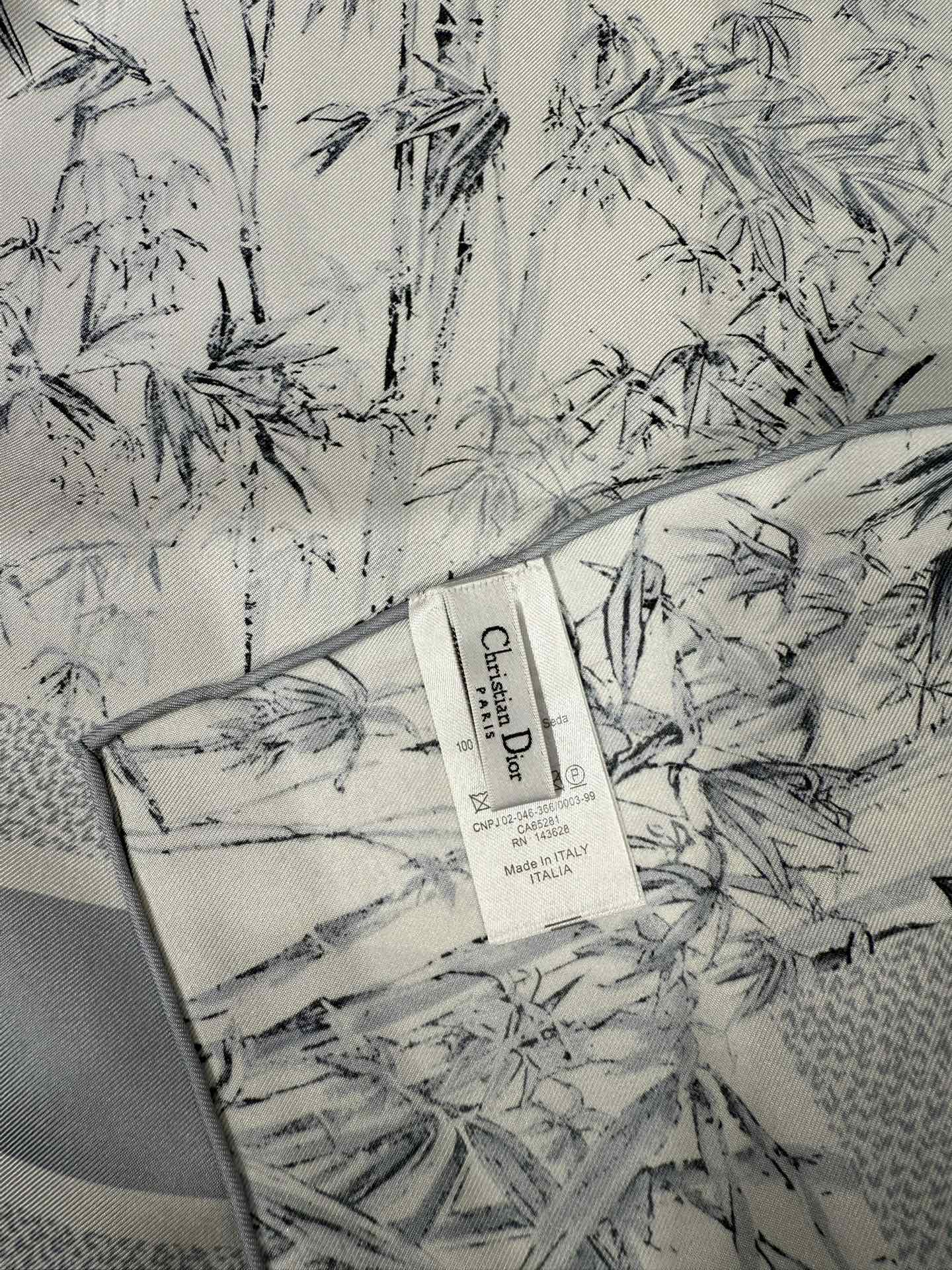 💟2025年90真丝双面上新💦💞18姆米真丝【90真丝斜纹双面同色佩戴】手工卷边斜纹真丝方巾（100%桑