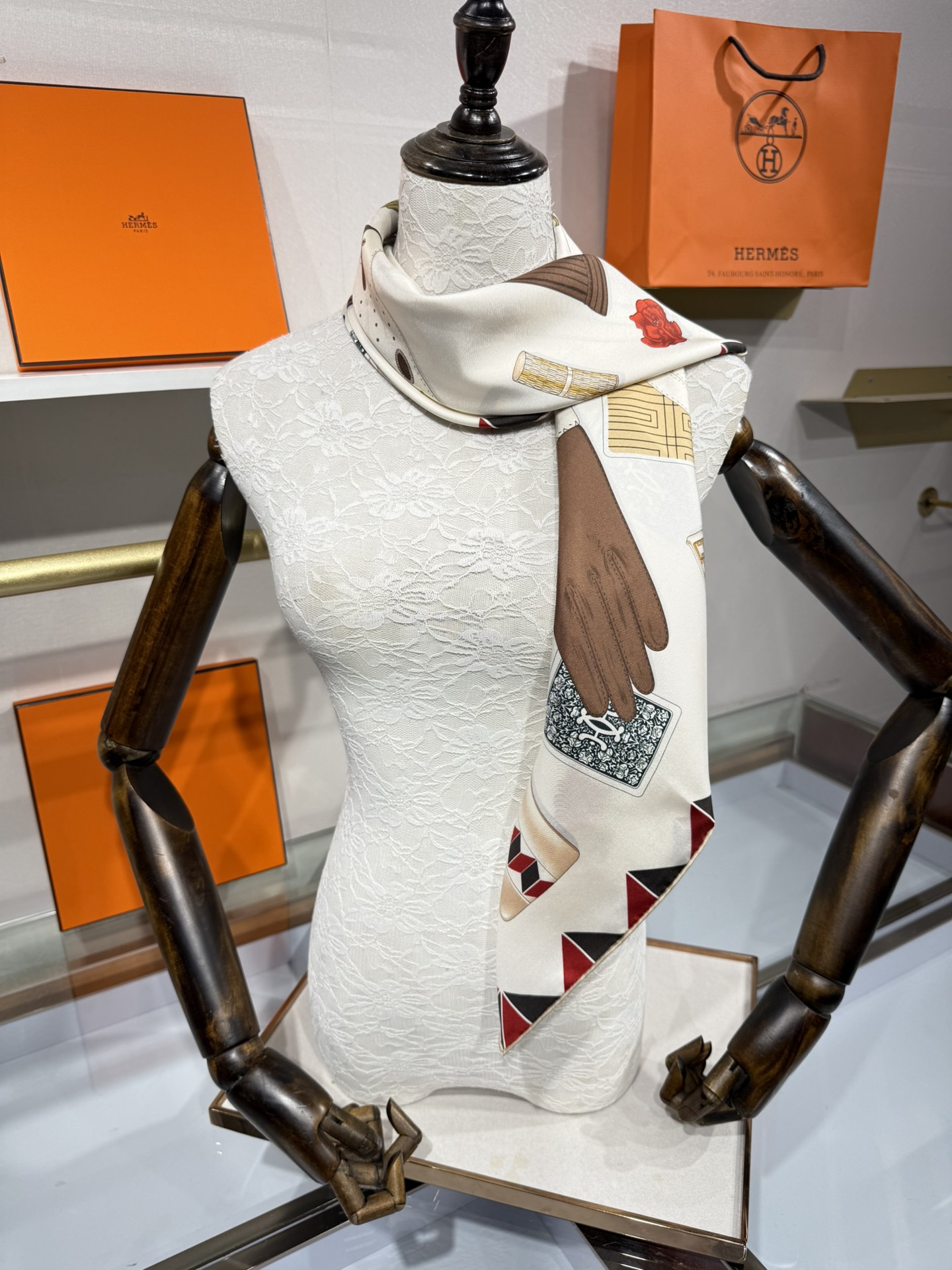 💟2025年上新 爱马仕手套时光💦💞18姆米真丝【90真丝斜纹双面双色佩戴】手工卷边斜纹真丝方巾（100