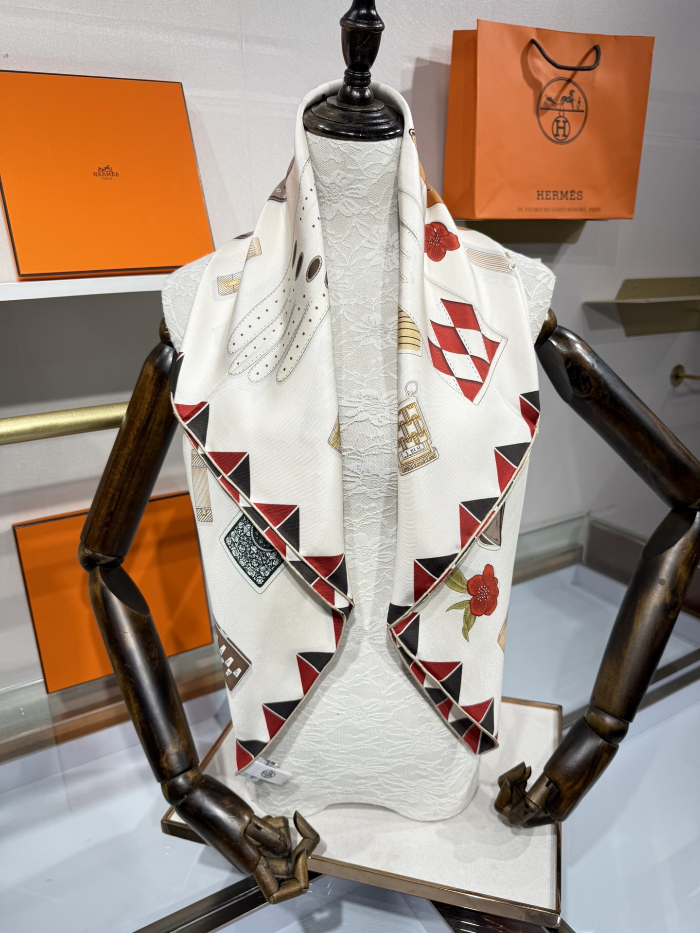 💟2025年上新 爱马仕手套时光💦💞18姆米真丝【90真丝斜纹双面双色佩戴】手工卷边斜纹真丝方巾（100