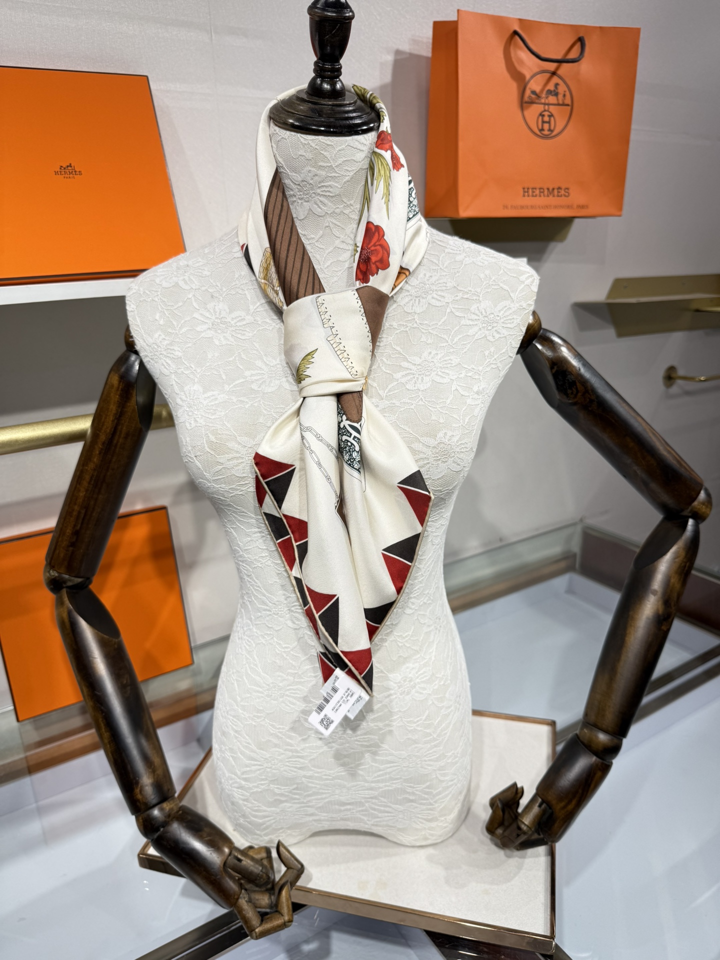 💟2025年上新 爱马仕手套时光💦💞18姆米真丝【90真丝斜纹双面双色佩戴】手工卷边斜纹真丝方巾（100