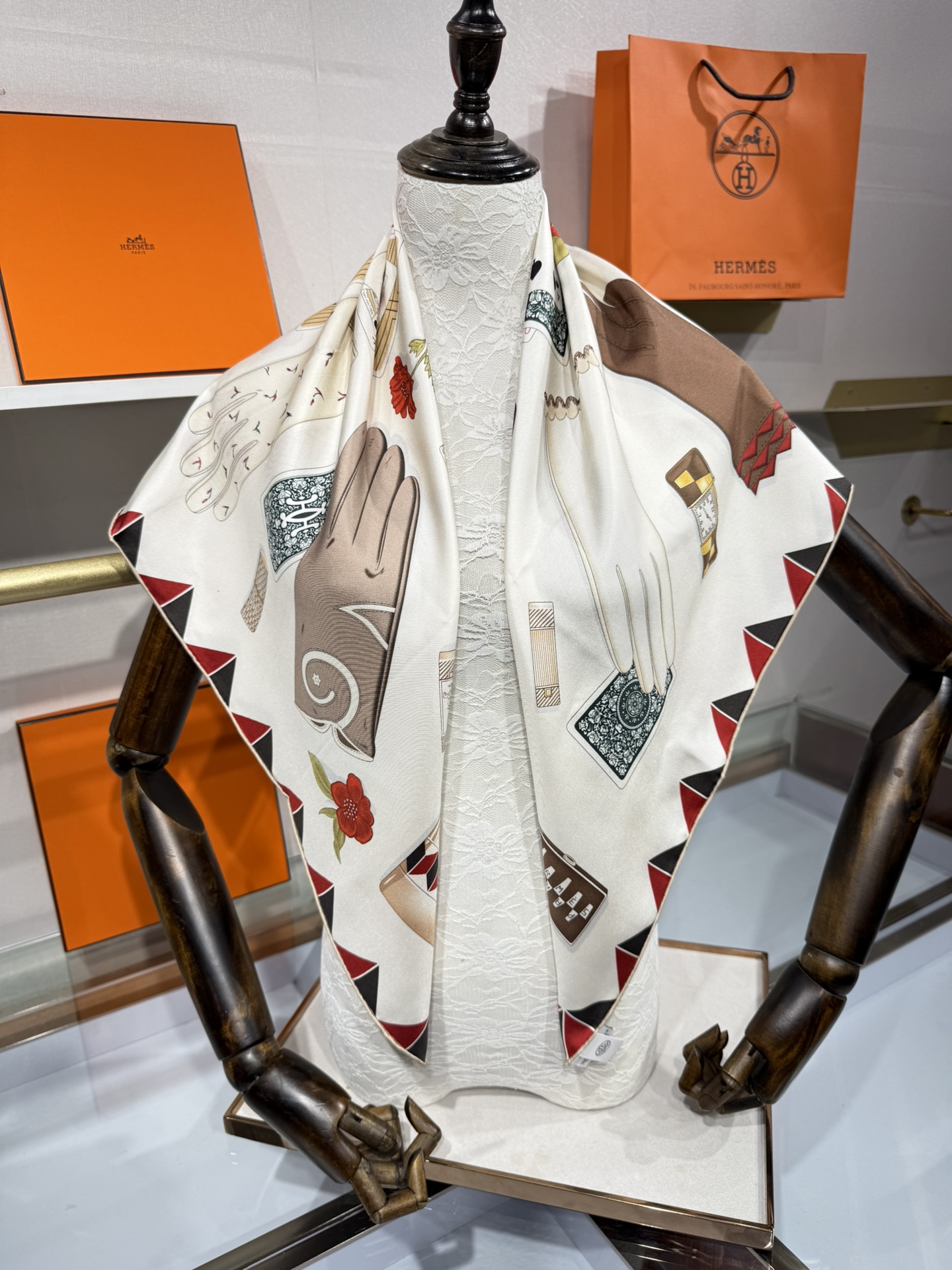 💟2025年上新 爱马仕手套时光💦💞18姆米真丝【90真丝斜纹双面双色佩戴】手工卷边斜纹真丝方巾（100