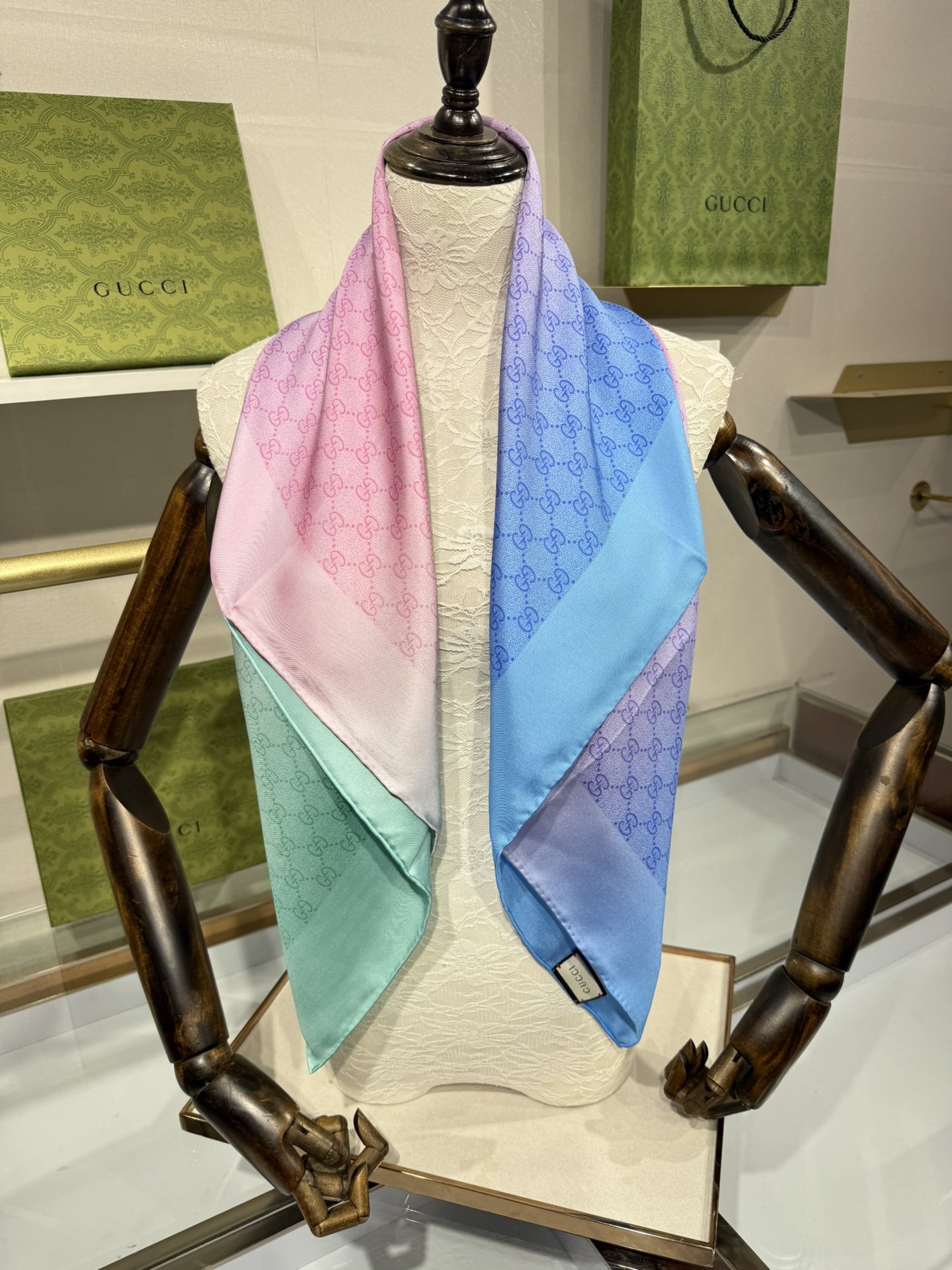 💟被田曦薇美到失语!Gucci丝巾穿出“甜辣教科谁懂啊!田曦薇把Gucci丝巾穿成挂脖上衣，直接把
“甜