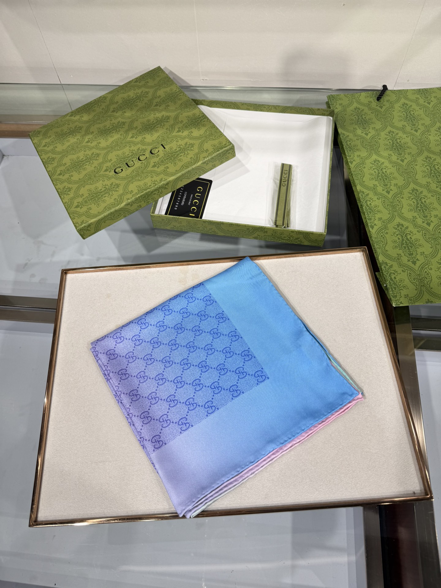 💟被田曦薇美到失语!Gucci丝巾穿出“甜辣教科谁懂啊!田曦薇把Gucci丝巾穿成挂脖上衣，直接把
“甜