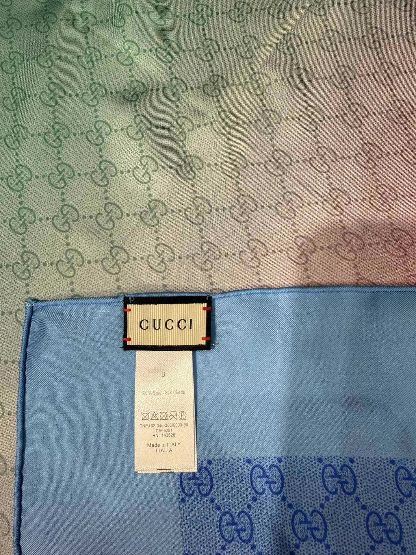 💟被田曦薇美到失语!Gucci丝巾穿出“甜辣教科谁懂啊!田曦薇把Gucci丝巾穿成挂脖上衣，直接把
“甜