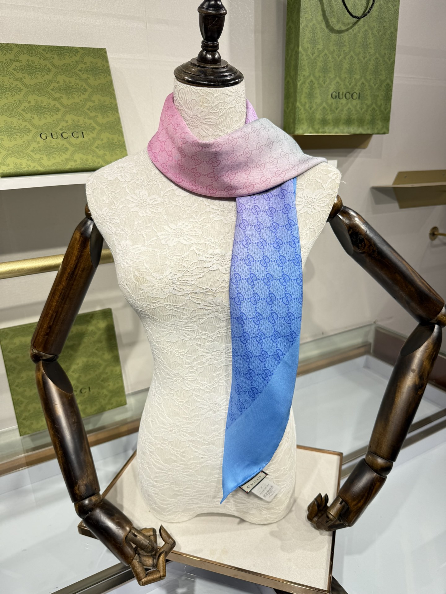 💟被田曦薇美到失语!Gucci丝巾穿出“甜辣教科谁懂啊!田曦薇把Gucci丝巾穿成挂脖上衣，直接把
“甜