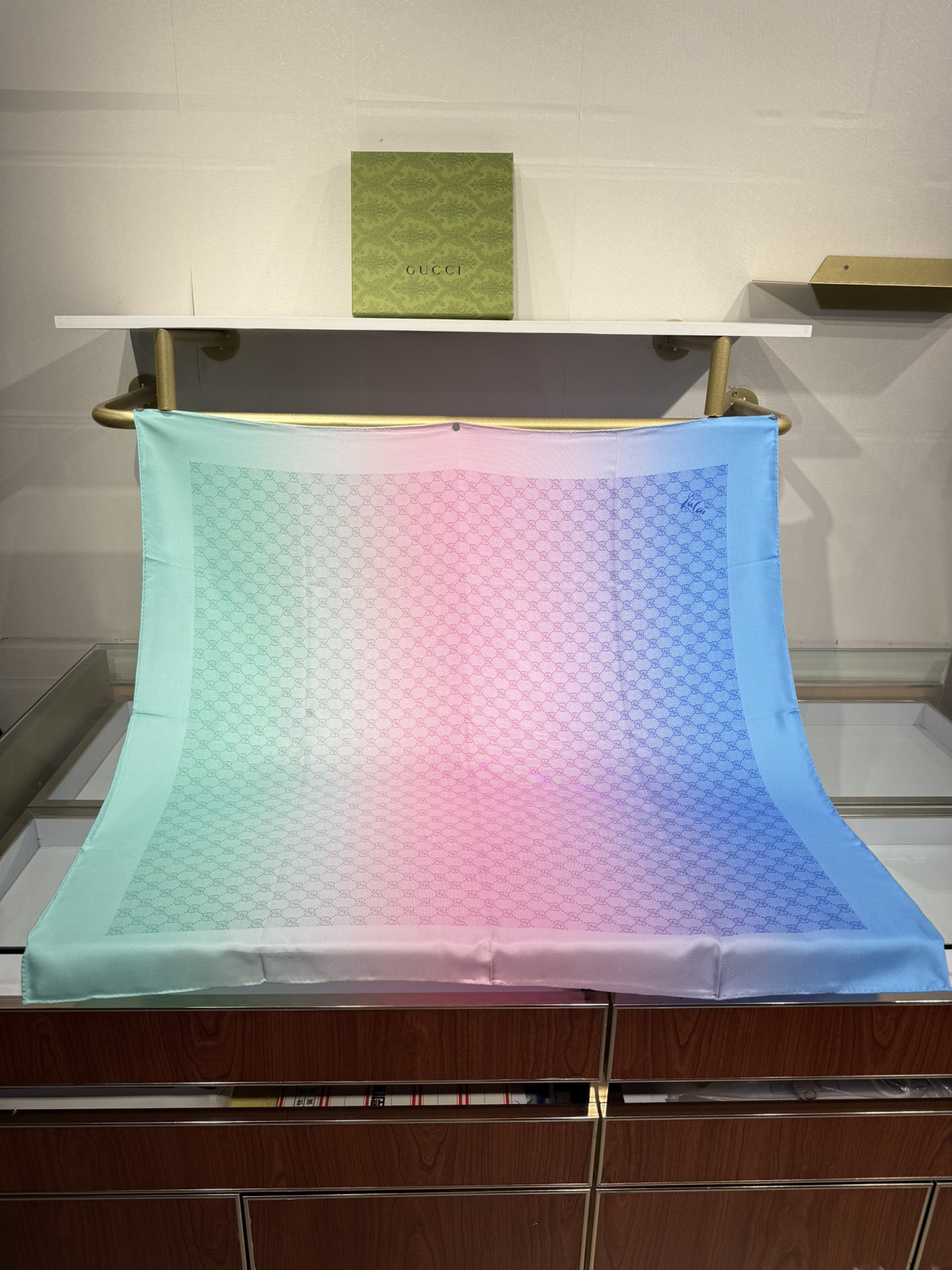 💟被田曦薇美到失语!Gucci丝巾穿出“甜辣教科谁懂啊!田曦薇把Gucci丝巾穿成挂脖上衣，直接把
“甜